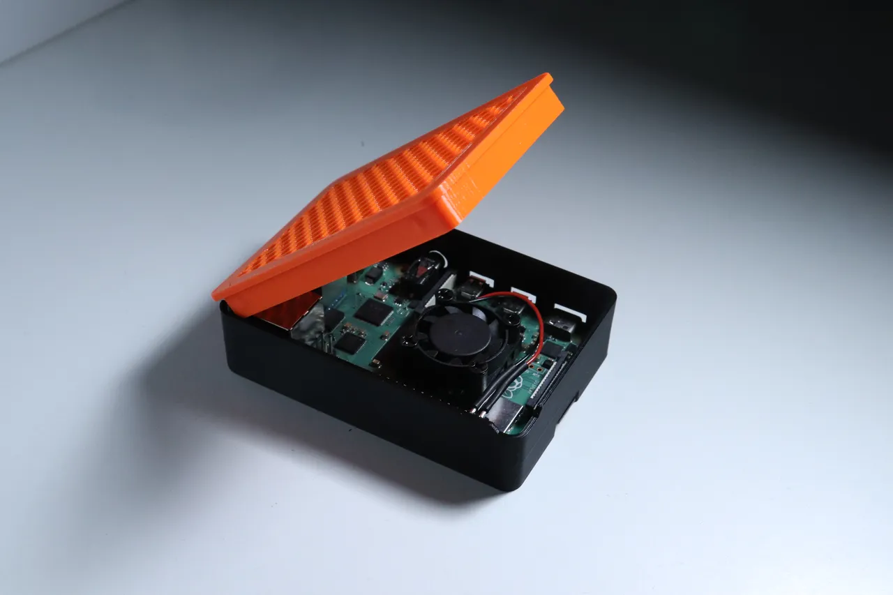 Rasberry Pi 4 Model B Case with snap fit mesh lid by Mateo Van