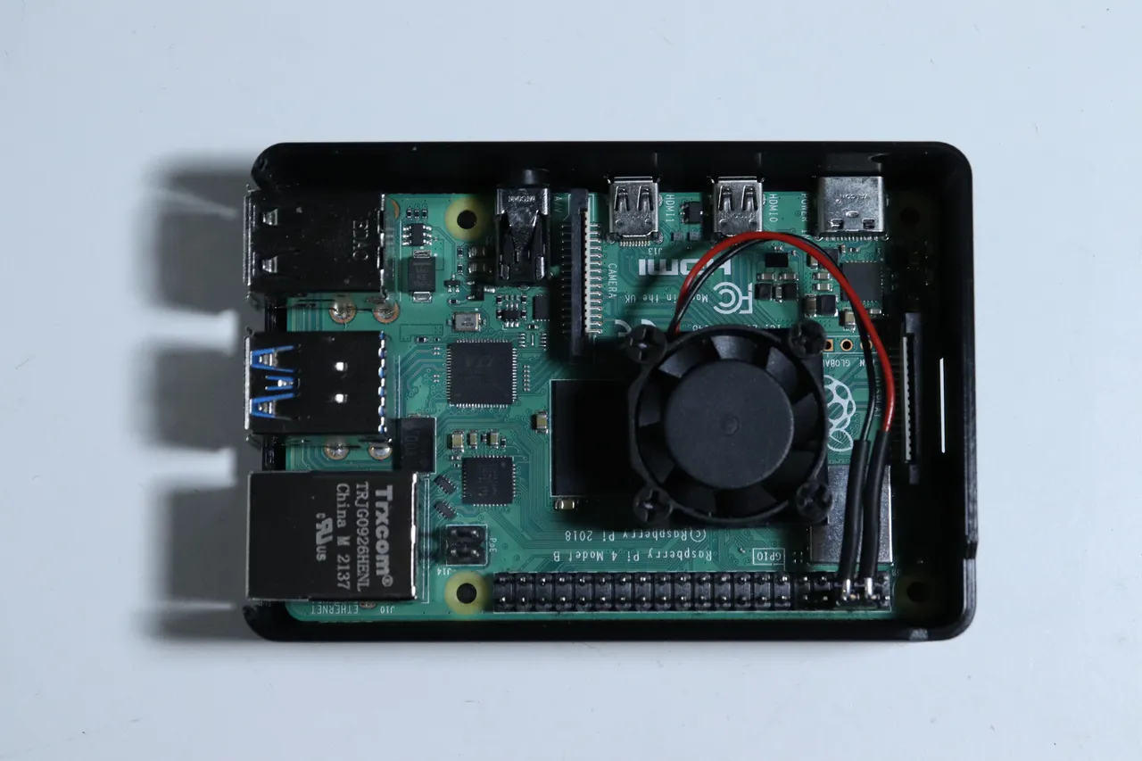 Rasberry Pi 4 Model B Case with snap fit mesh lid by Mateo Van