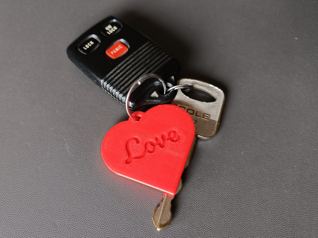 STL file I Love You Heart Keychain - Personalized Love Key