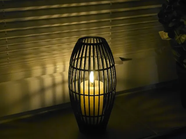 Moderner LED-Kerzenhalter – Dekoratives Windlicht