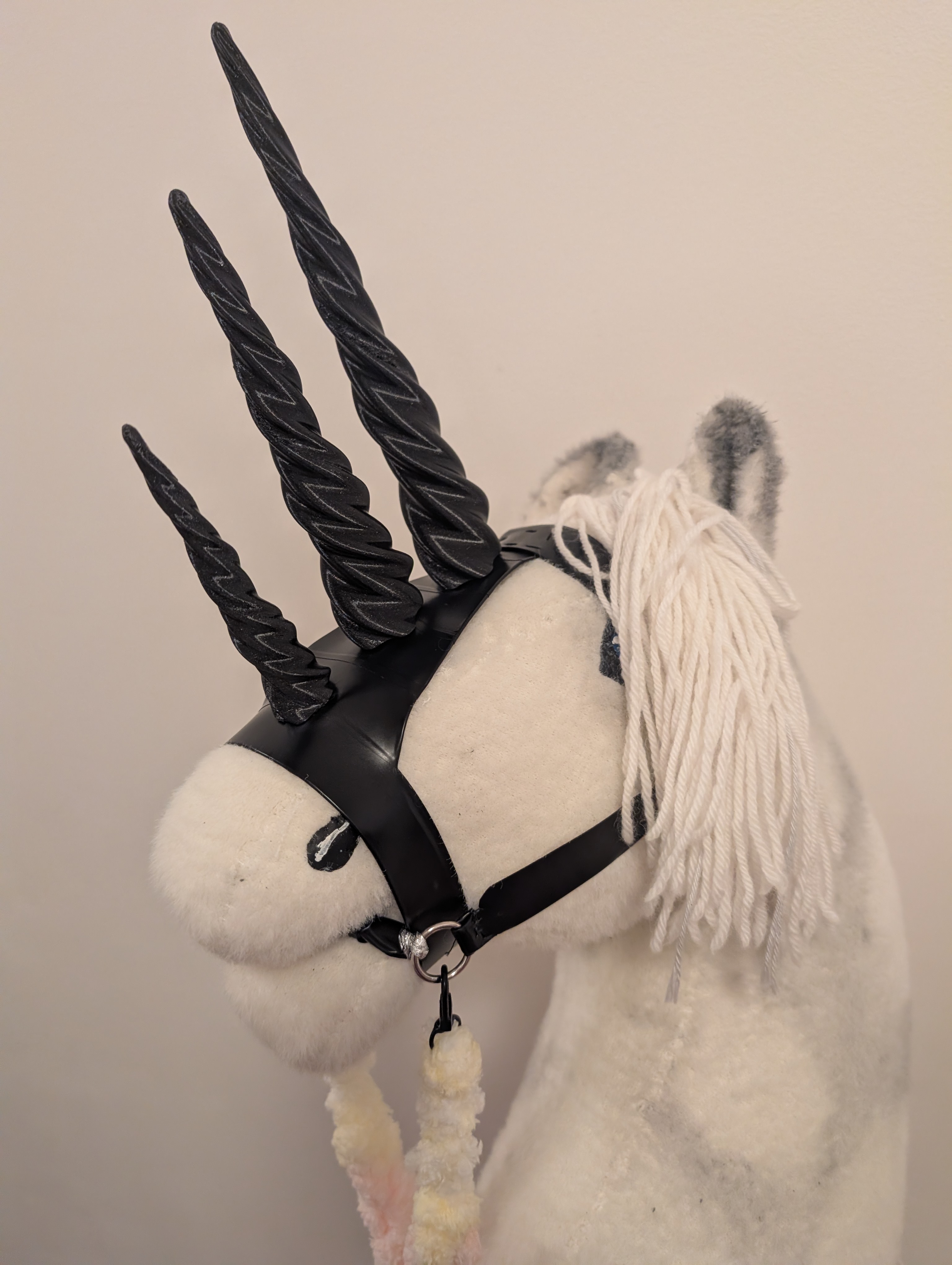 Unicorn horns with screws (parametrized)