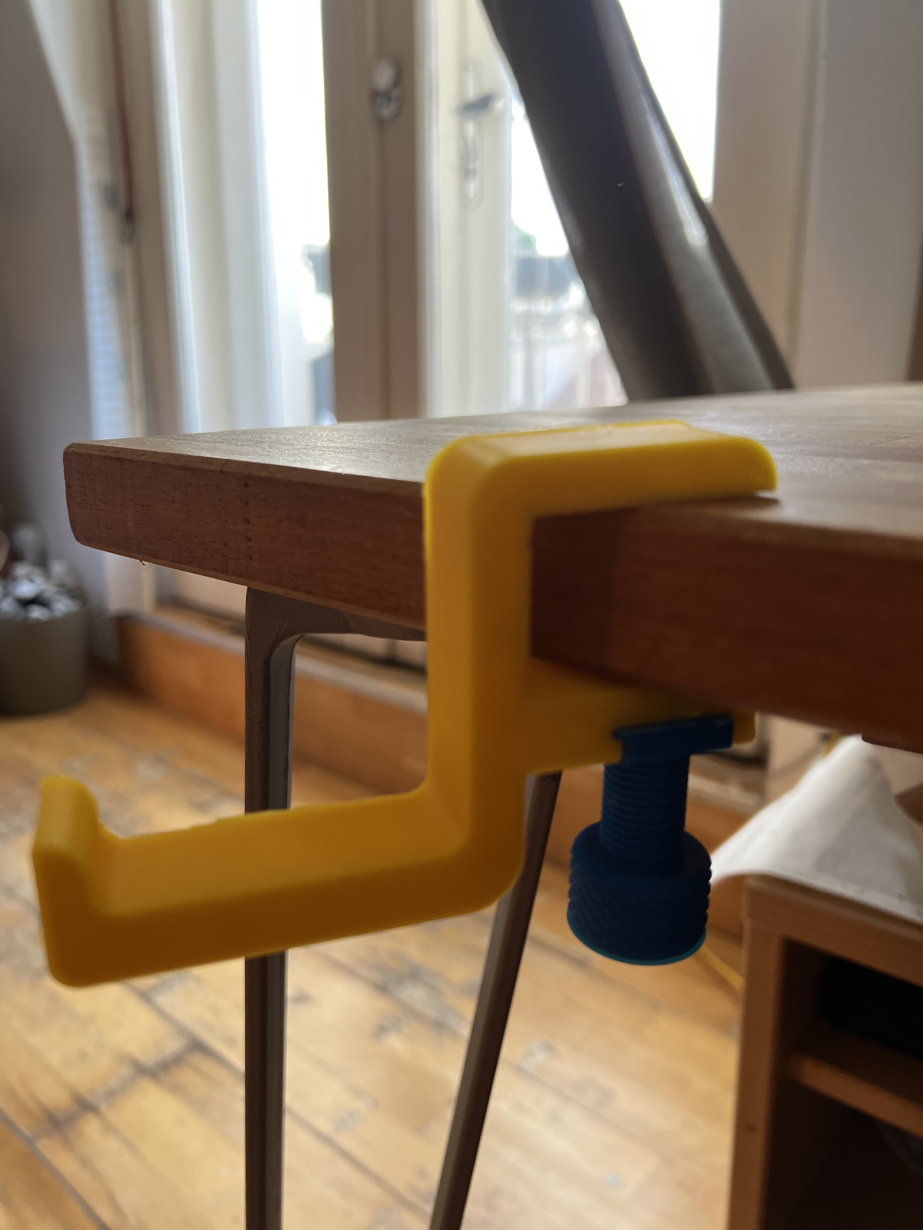 Headphone hanger for thick table tops.