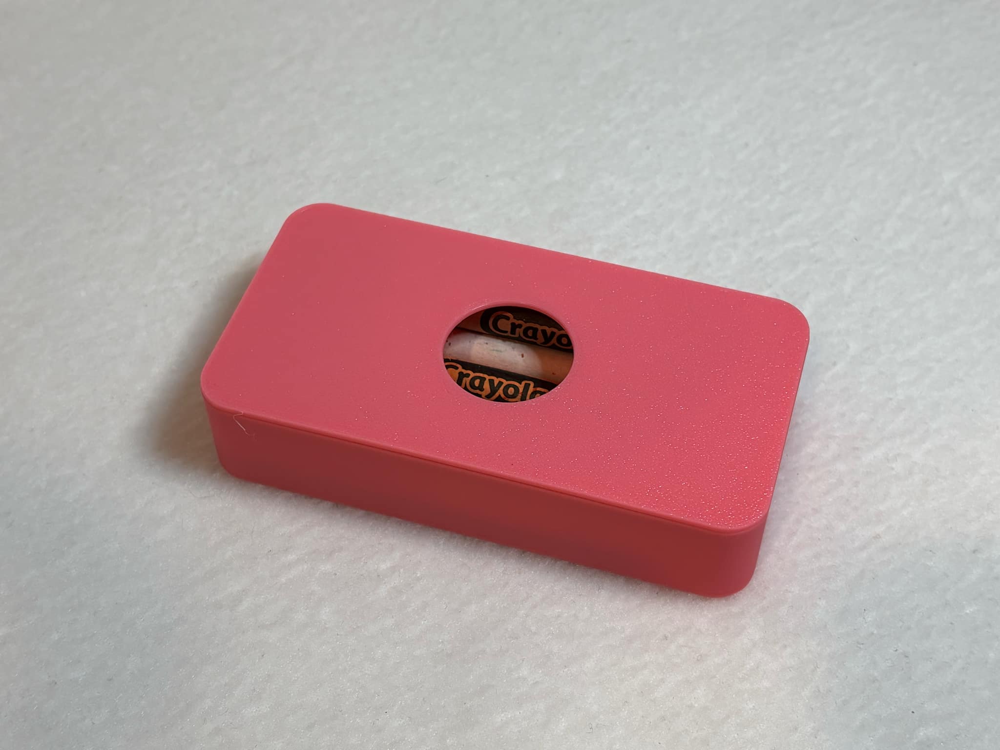Small crayon travel box with lid