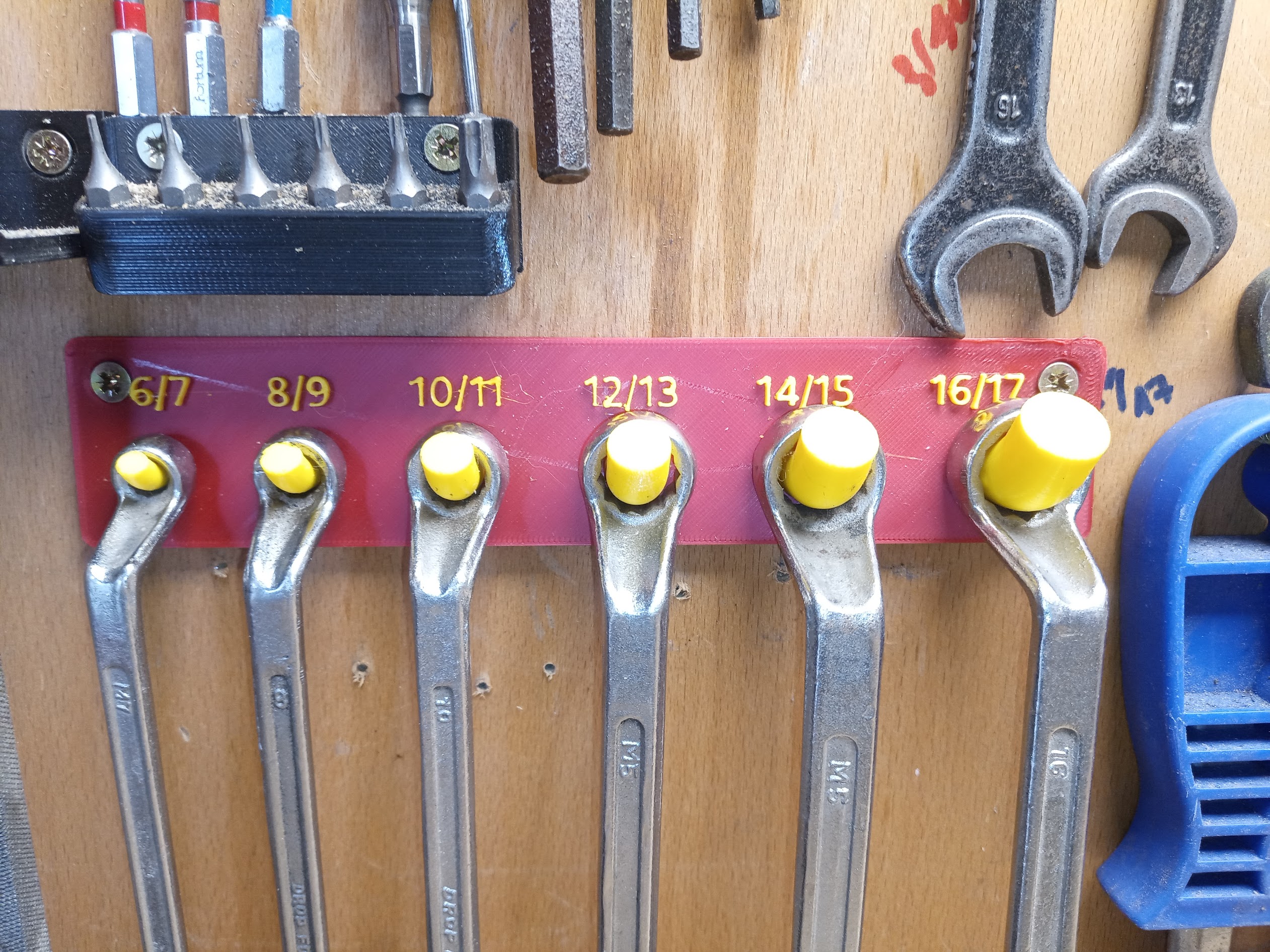 Double ring spanners wall holder