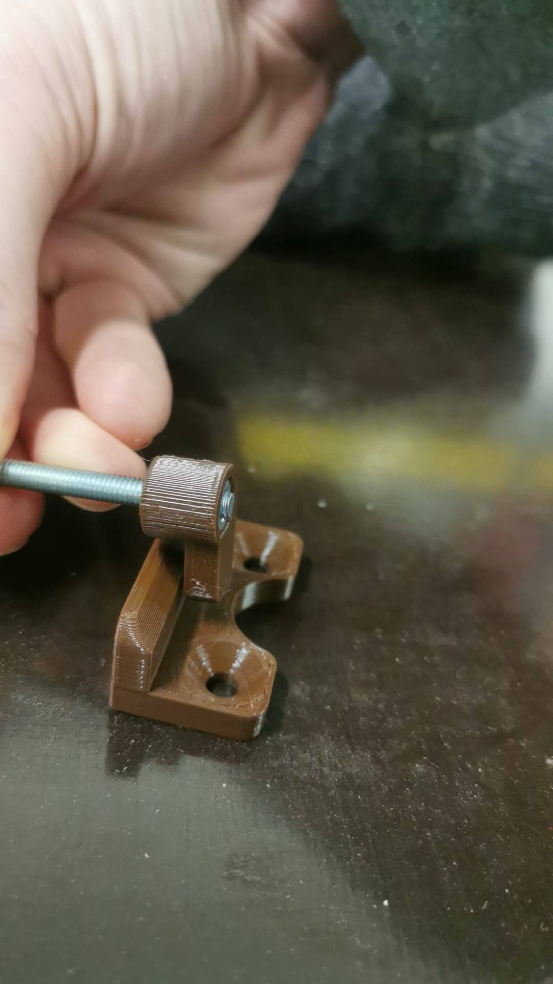Simple latch for enclosure side panel