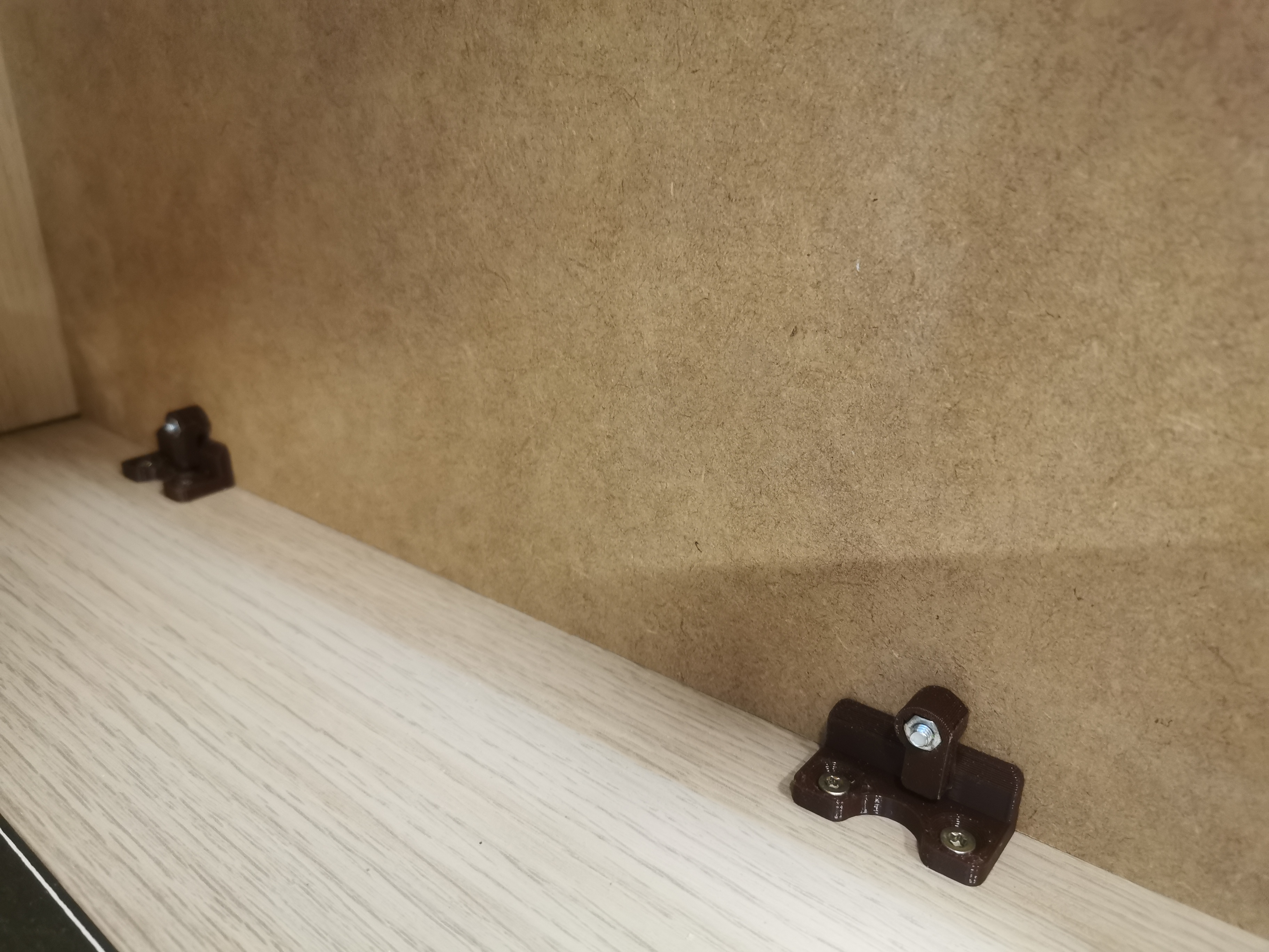 Miniatura 2 do modelo 3D Simple latch for enclosure side panel
