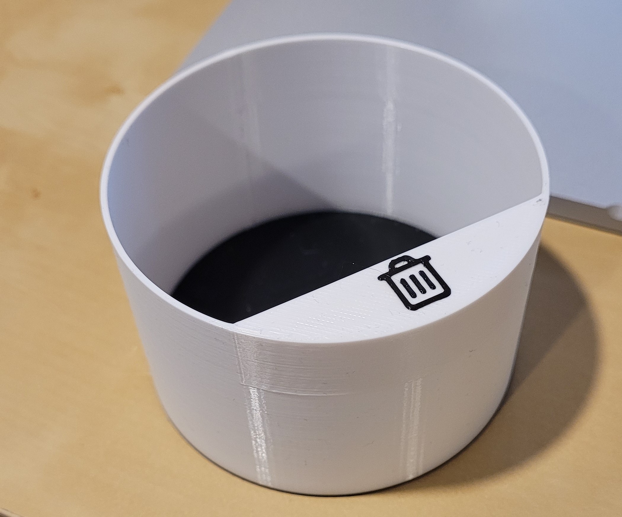 Cute trash bin
