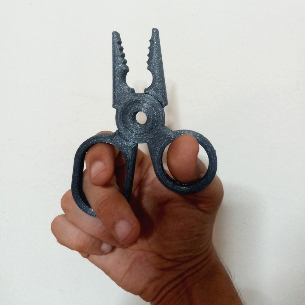 Pliers (print-in-place)