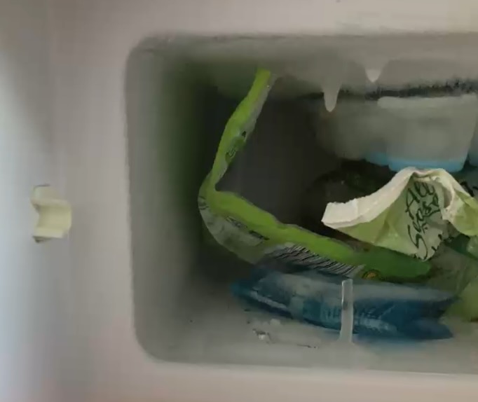 Gefrierfach-Verschluss in AMICA-Kühlschrank / Lock for freezing compartment in AMICA fridge