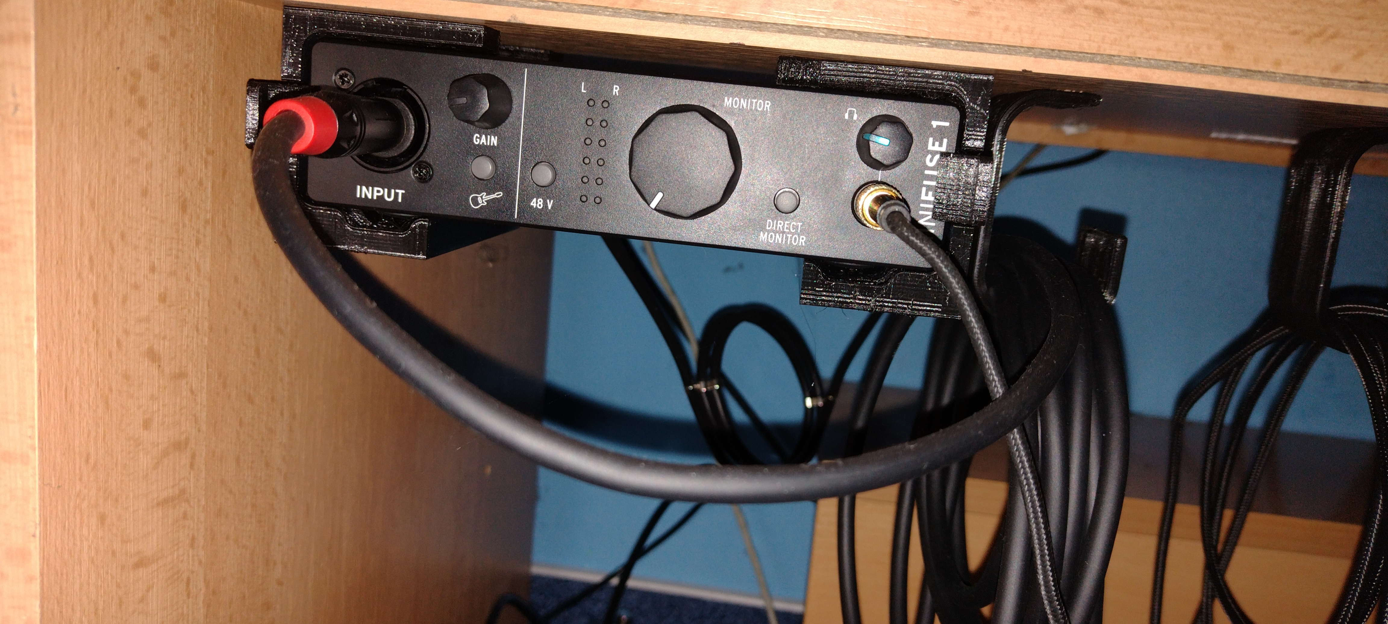Arturia Minifuse 1 desk mount
