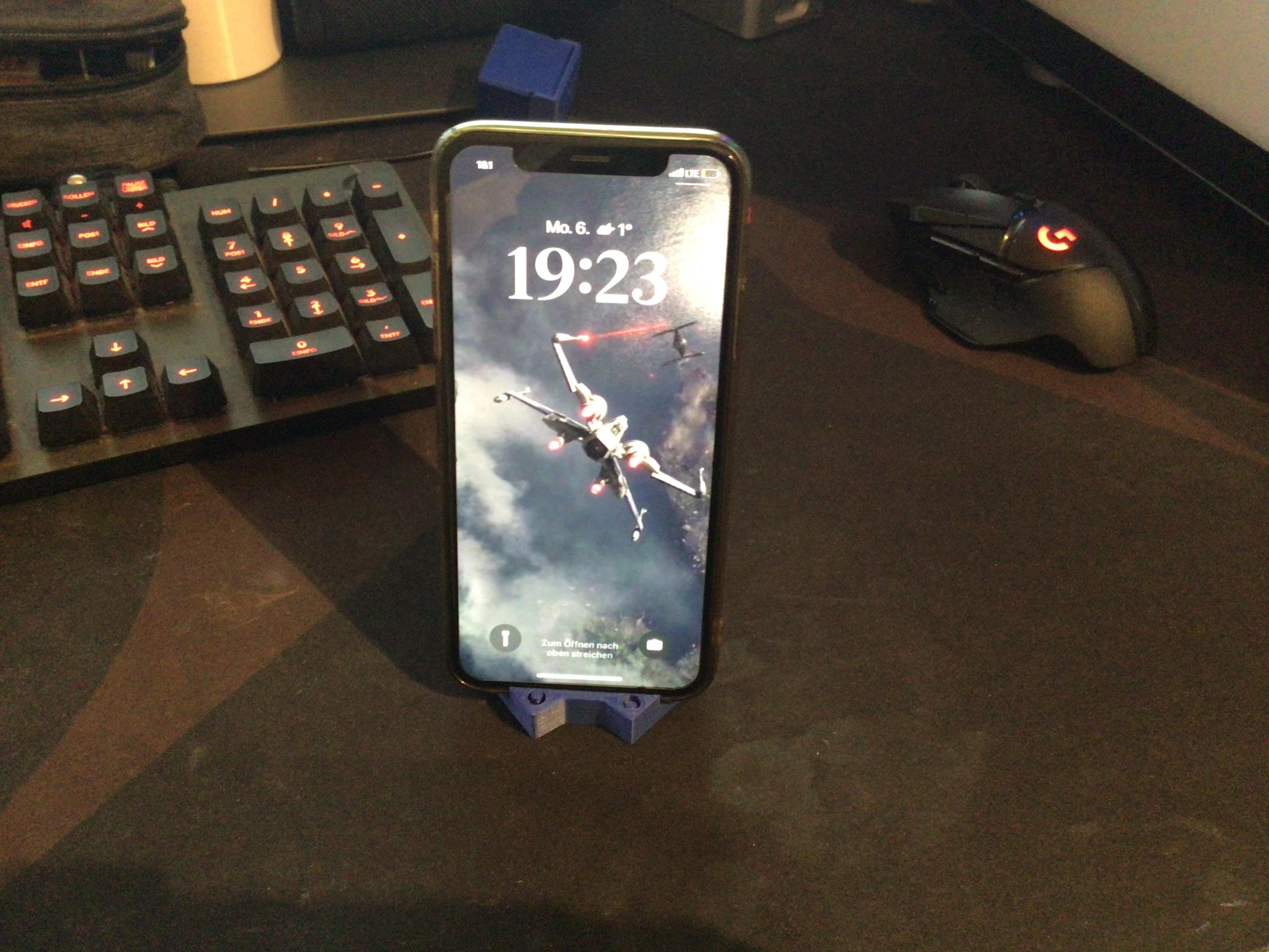 Peeping Cat Phonestand
