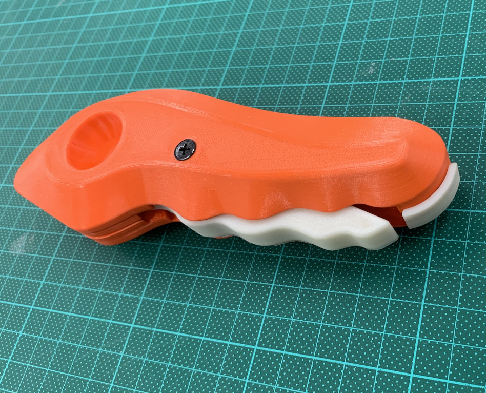Child-friendly ambidextrous utility knife