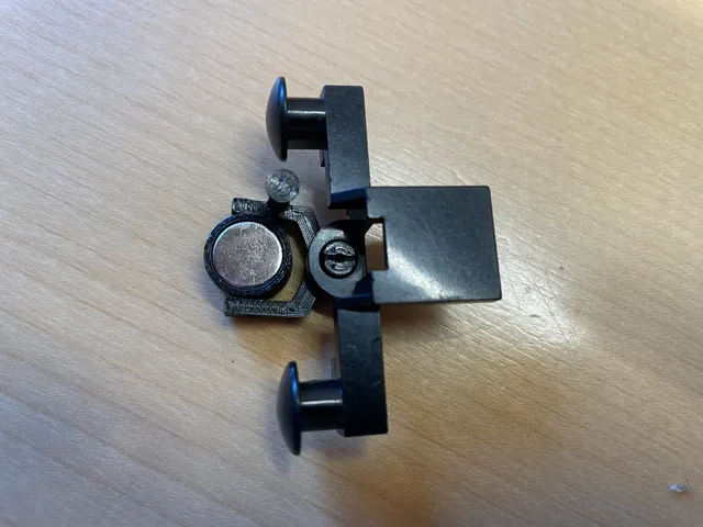 Magnetic coupling for Lego train