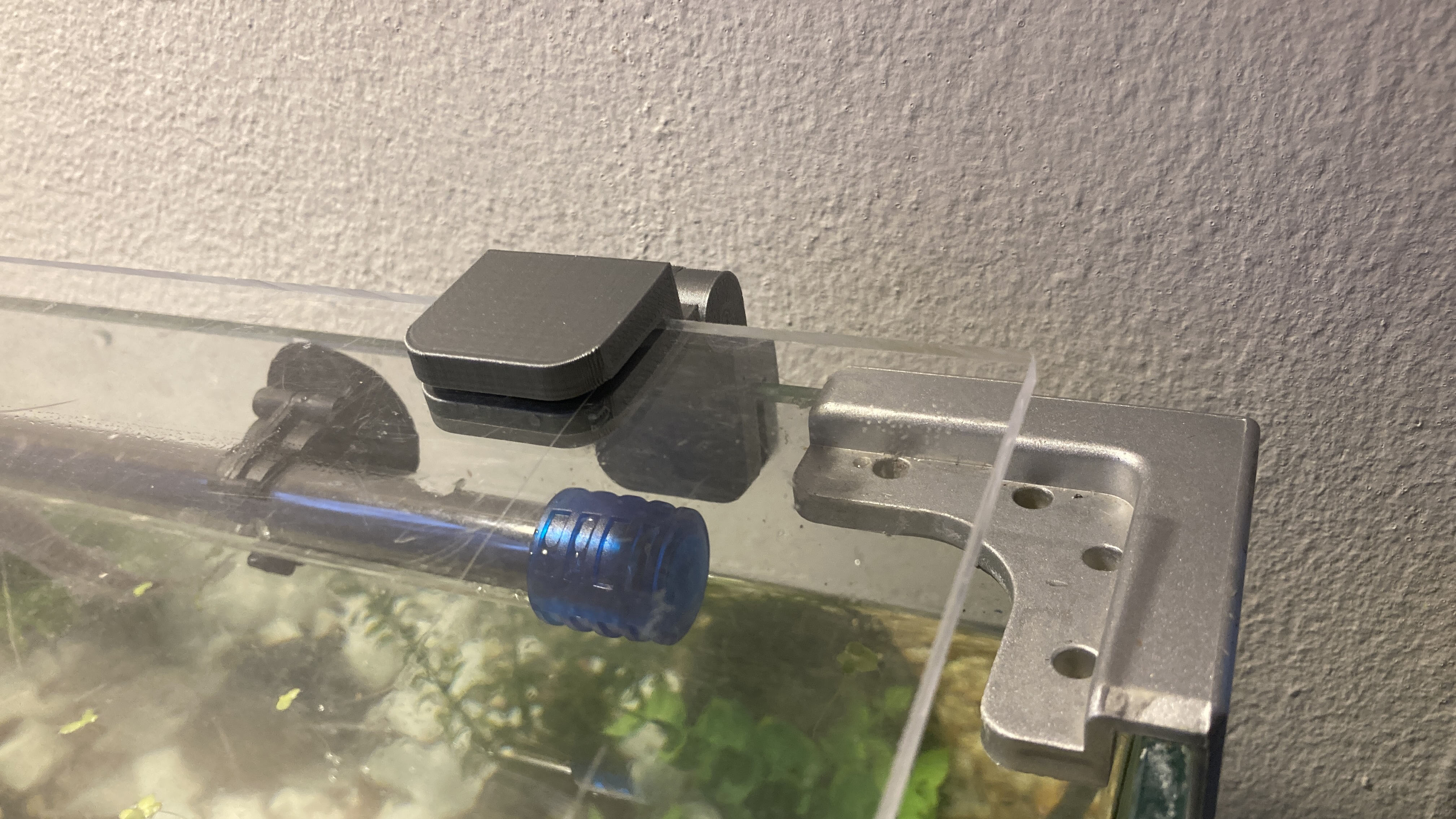 hinge for aquarium lid