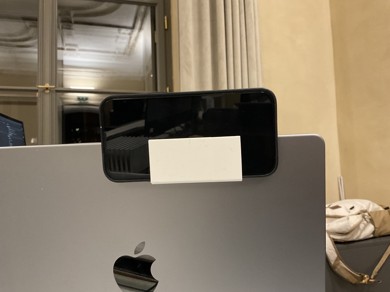 IPhone Continuity Camera Macbook Mount By Sergei Silnov Download Free iphone-continuity-camera-macbook-mount-by-sergei-silnov-download-free