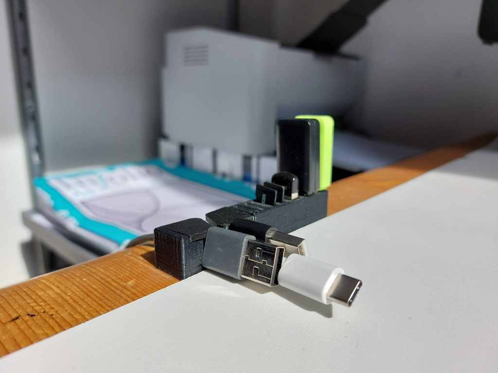 Multimaterial desk organizer (3 USBs, 4 microSDs and cables)