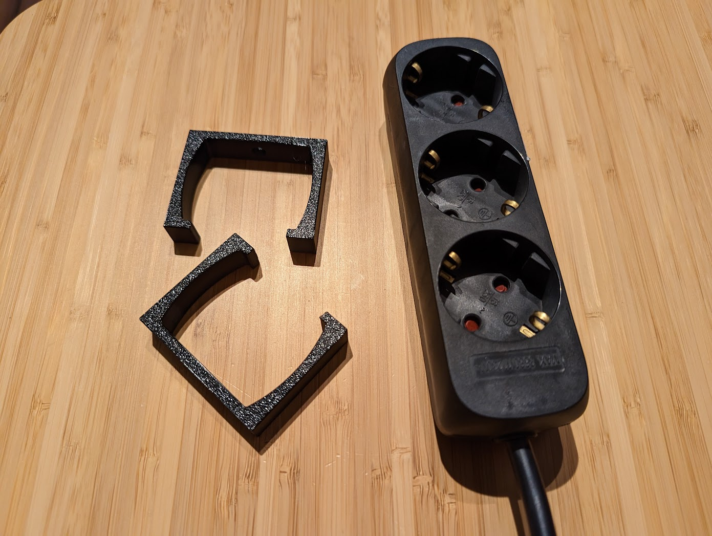 Powerstrip holder clip - Mehrfachsteckdose