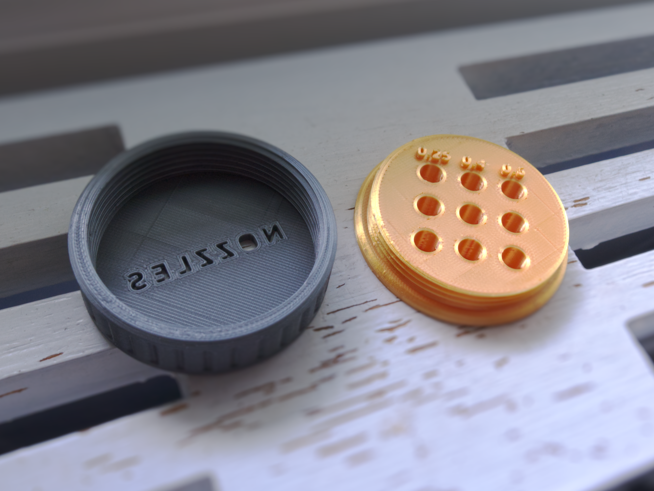 Miniatura 2 do modelo 3D Nozzle case with screwcap