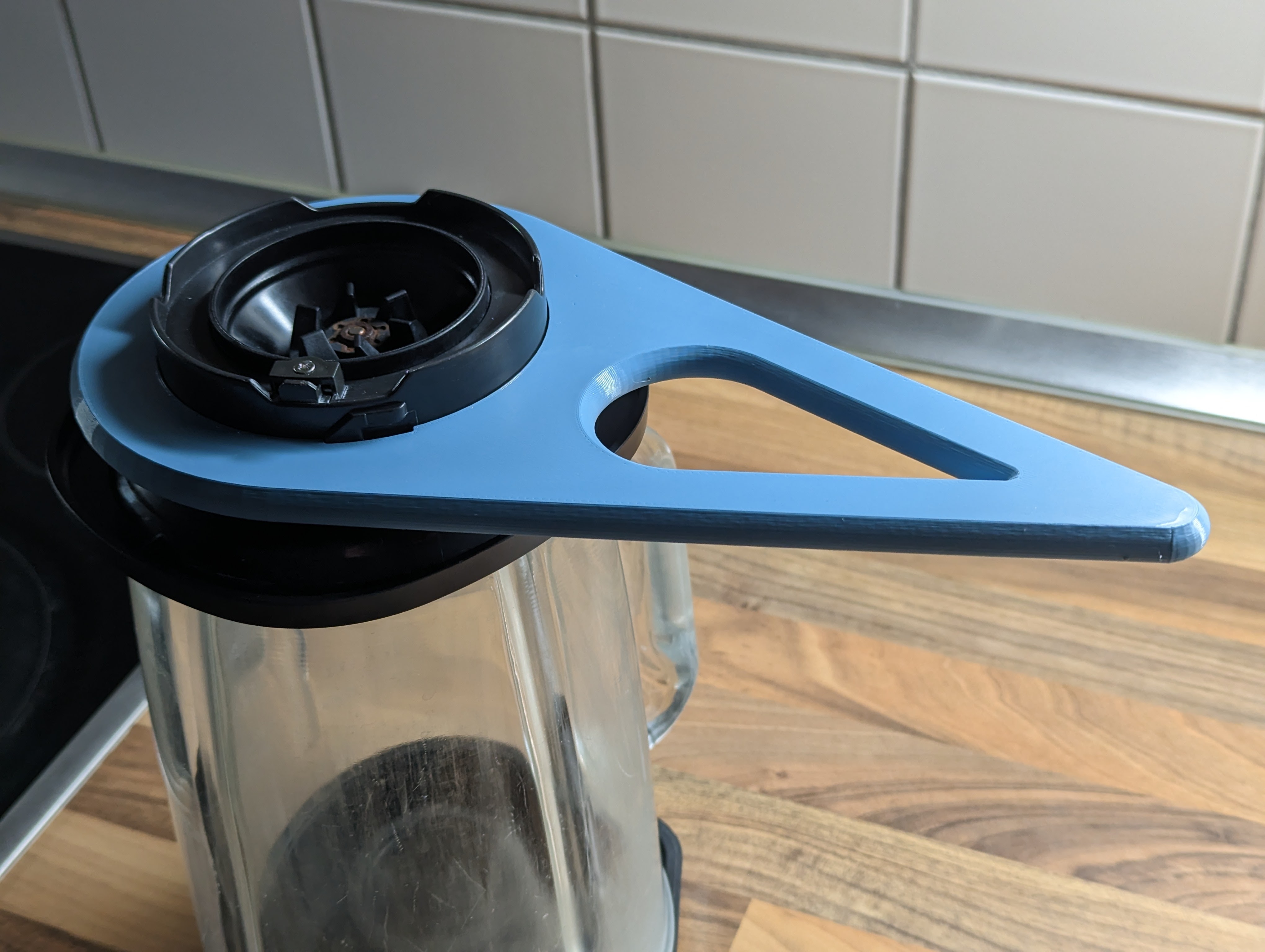 Lever to unscrew cutting knives from blender jar by Robert Schiele