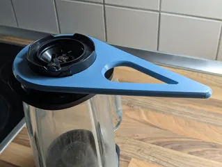 Lever to unscrew cutting knives from blender jar