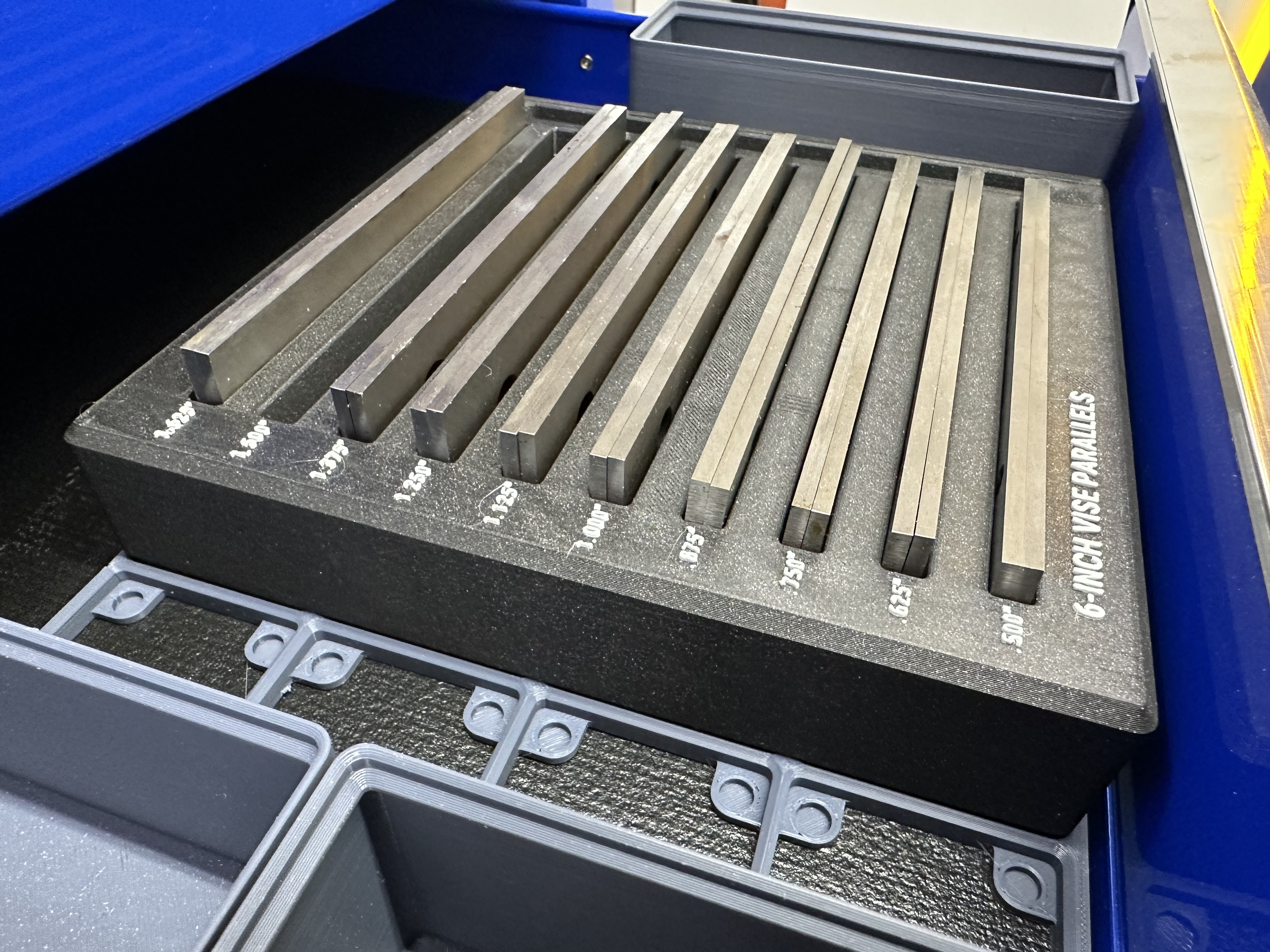 Miniatura 4 do modelo 3D Gridfinity Parametric CNC Parallel Storage
