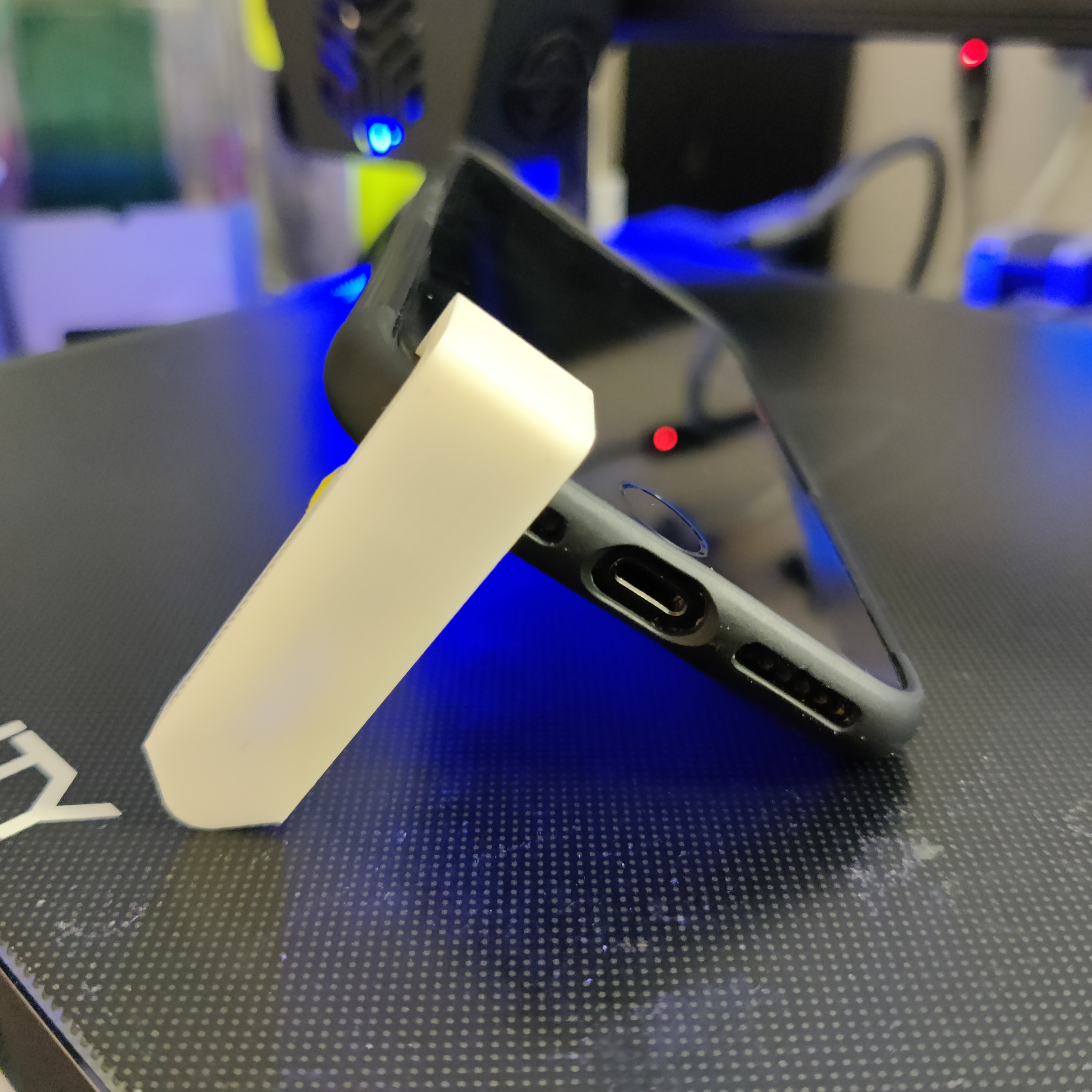 Adjustable Keyring Phone Stand by EaziG Download free STL model