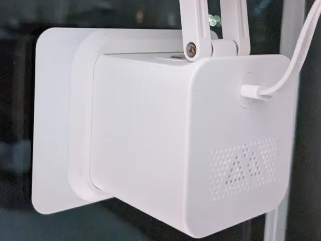 Wyze Cam v3 Window Mount - Upside Down Gravity Hold
