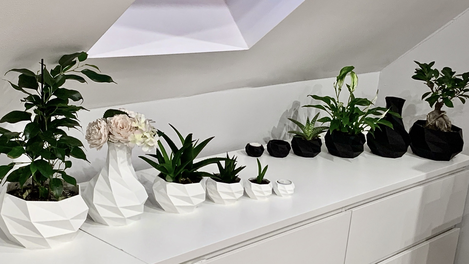 Octagonum flower pots with tealight and vase