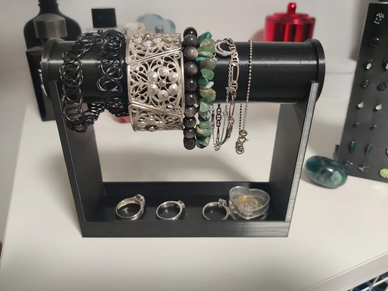28 Clever Ways to Keep Your Jewelry Organized | Diy jewelry display, Diy  bracelet holder, Diy jewellery display stand