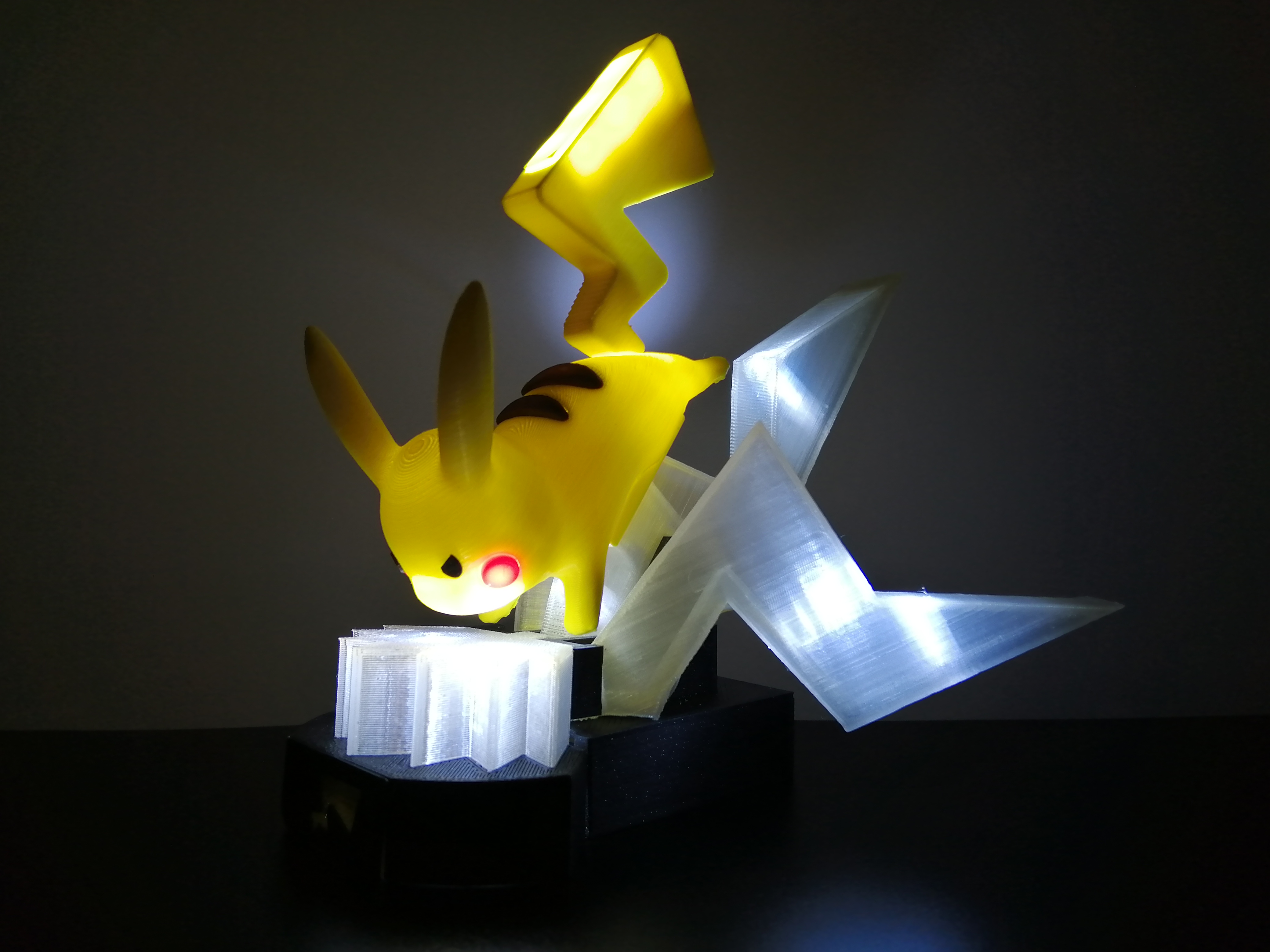 Lampe 3D DEL Pikachu sur Poké Ball Pokemon – Legends Of Pixel
