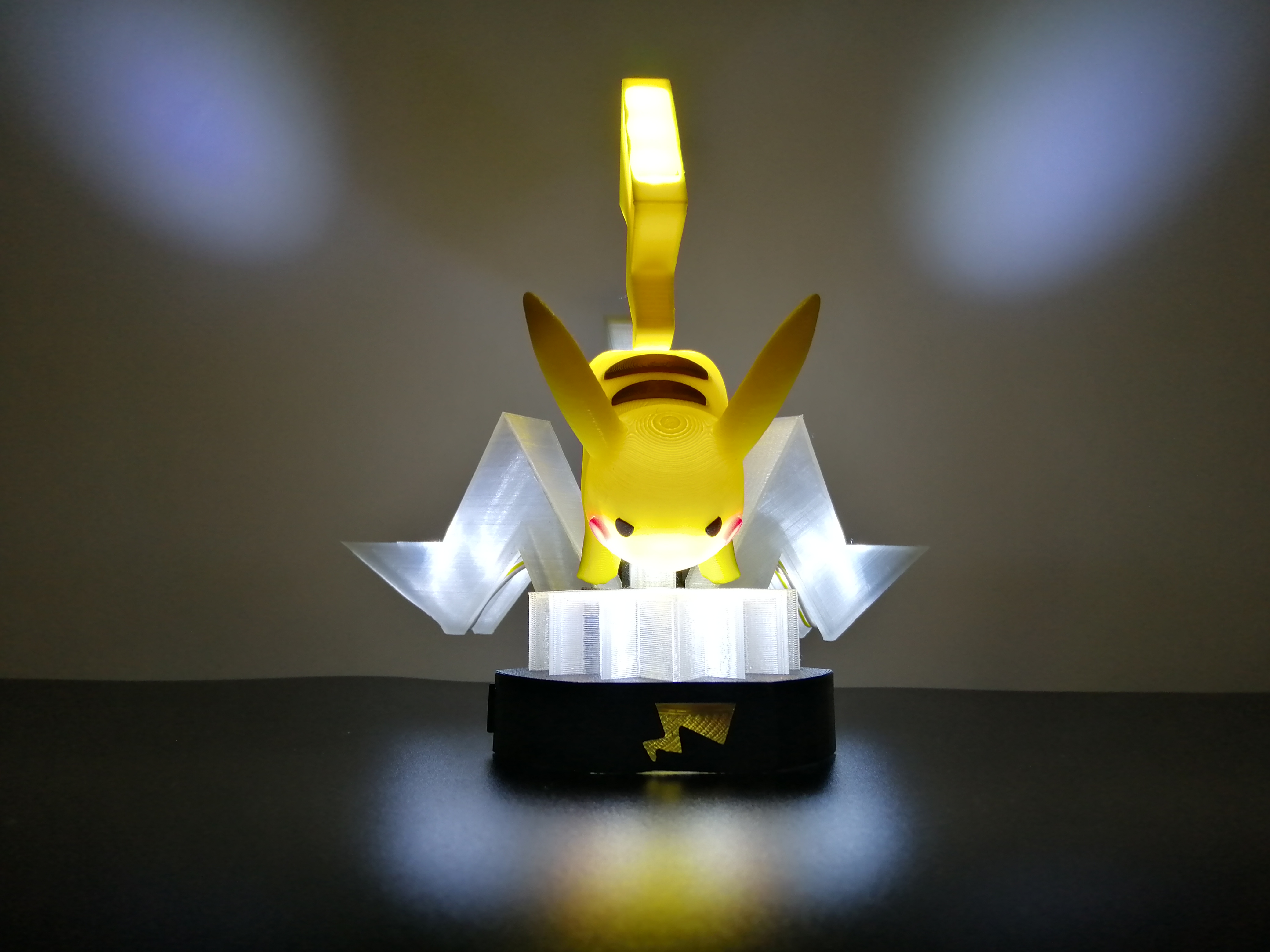 Lampe 3D DEL Pikachu sur Poké Ball Pokemon – Legends Of Pixel