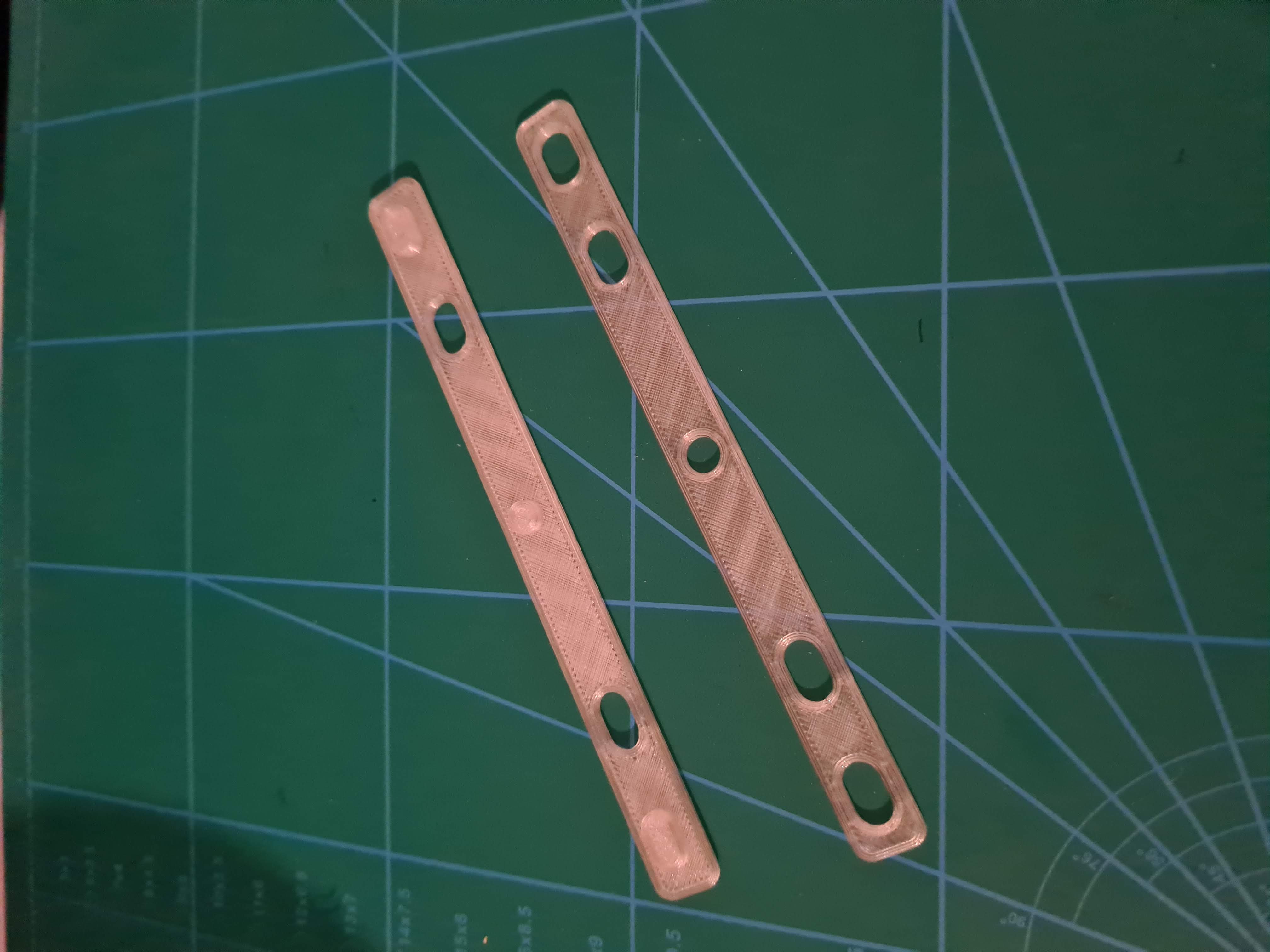 Reinforcement of the torn edge of a folder or document sleeve