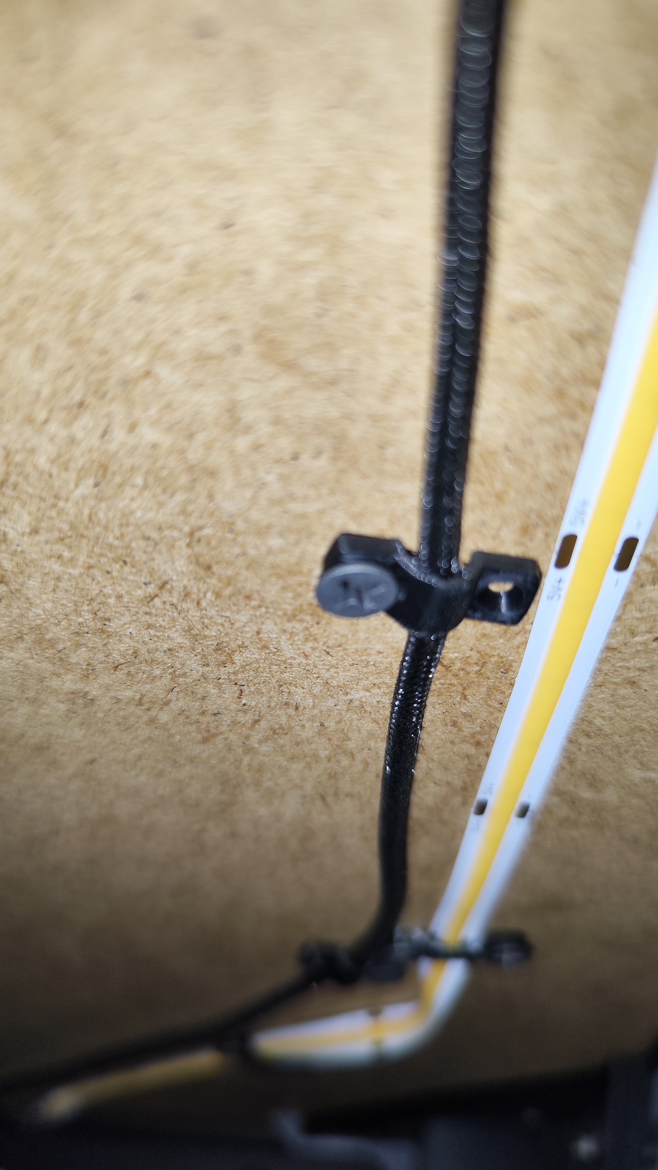 Miniatura 2 do modelo 3D Cableclip for 4mm cables