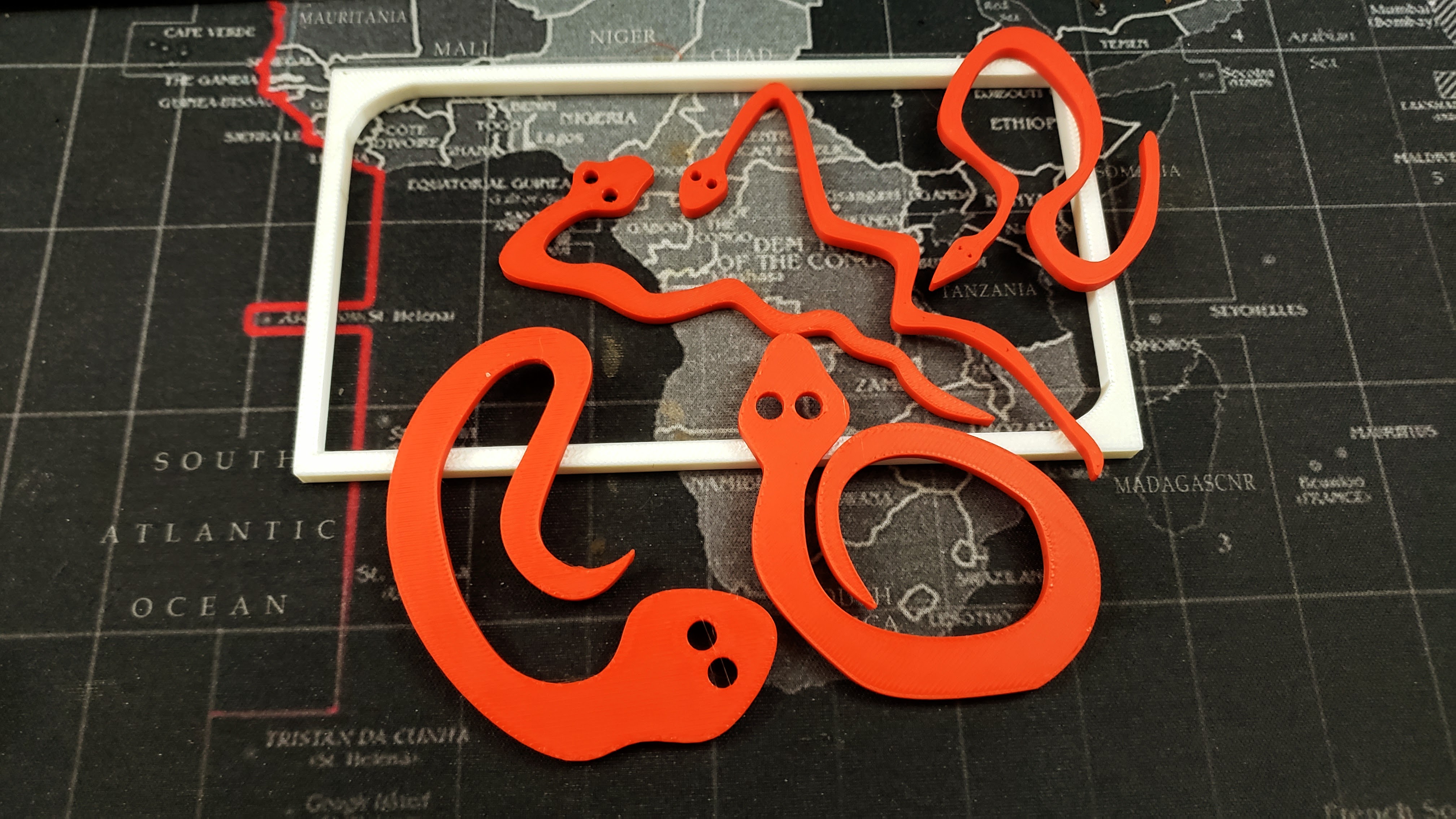 Five Snakes puzzle can you fit them all? Packing puzzle. by aarrodri