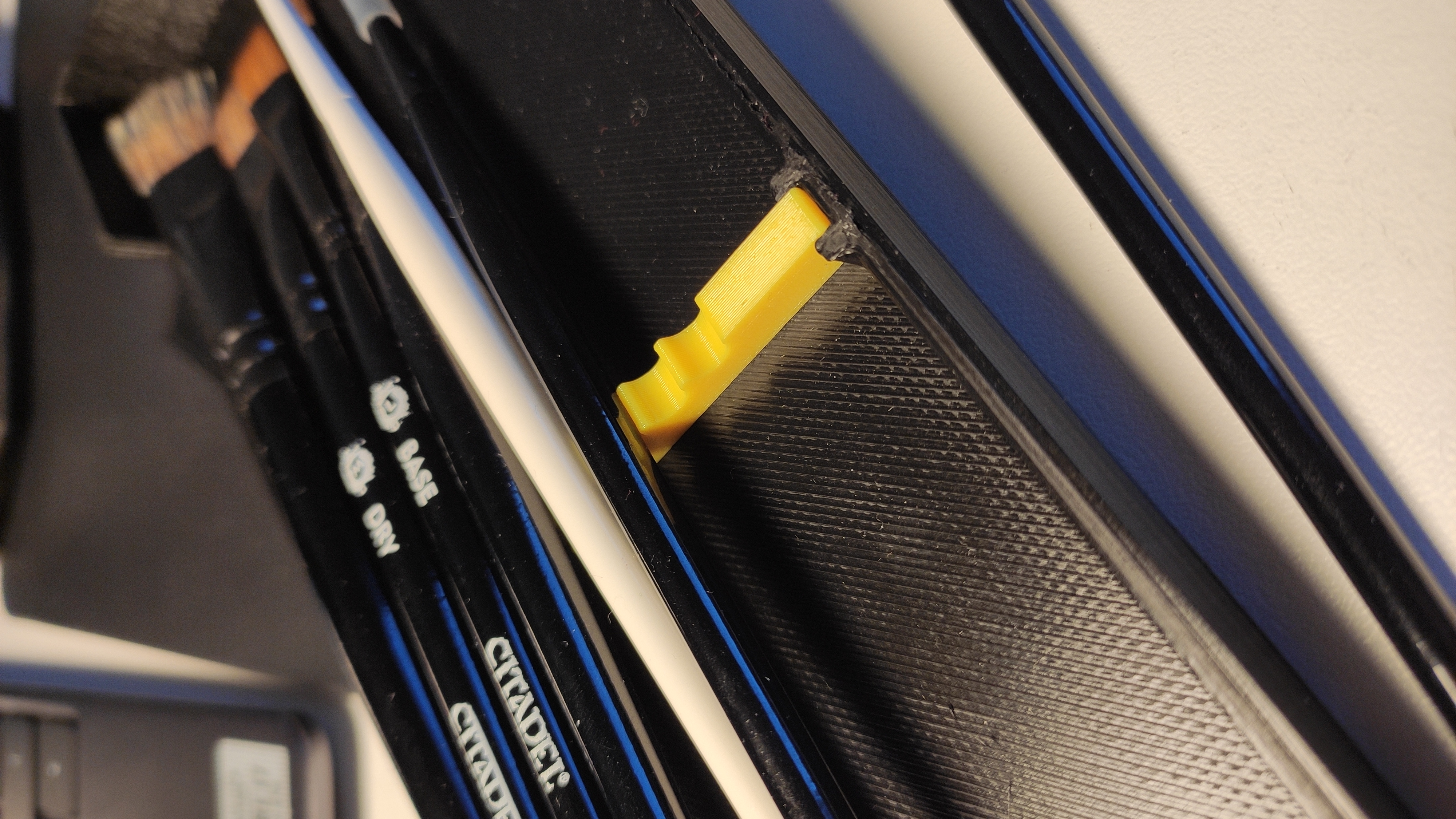 Solid customisable paintbrushes case