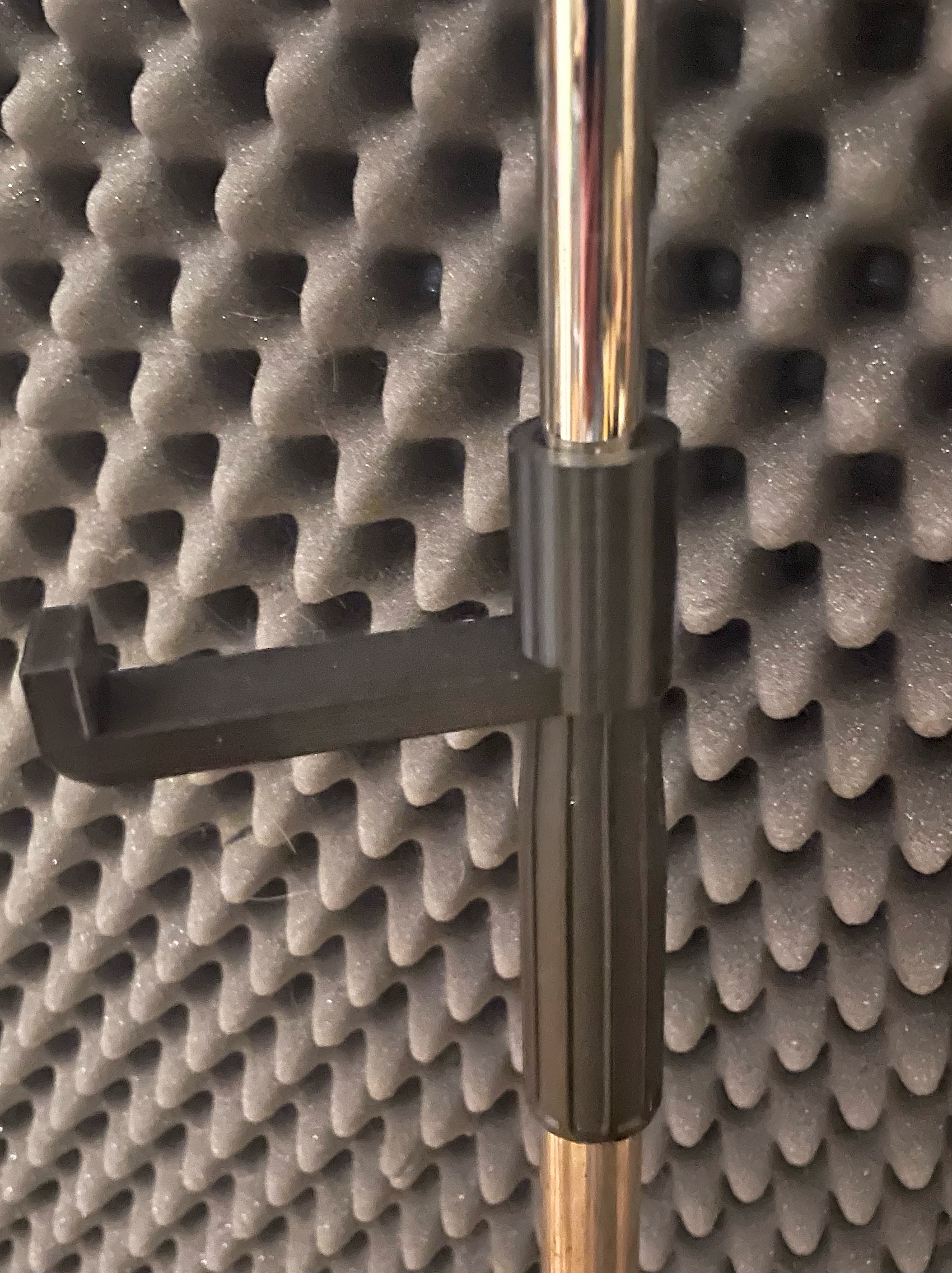 Headphone hook for microphonestand