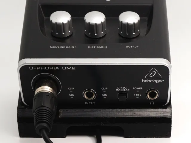 BEHRINGER UM2 Stand