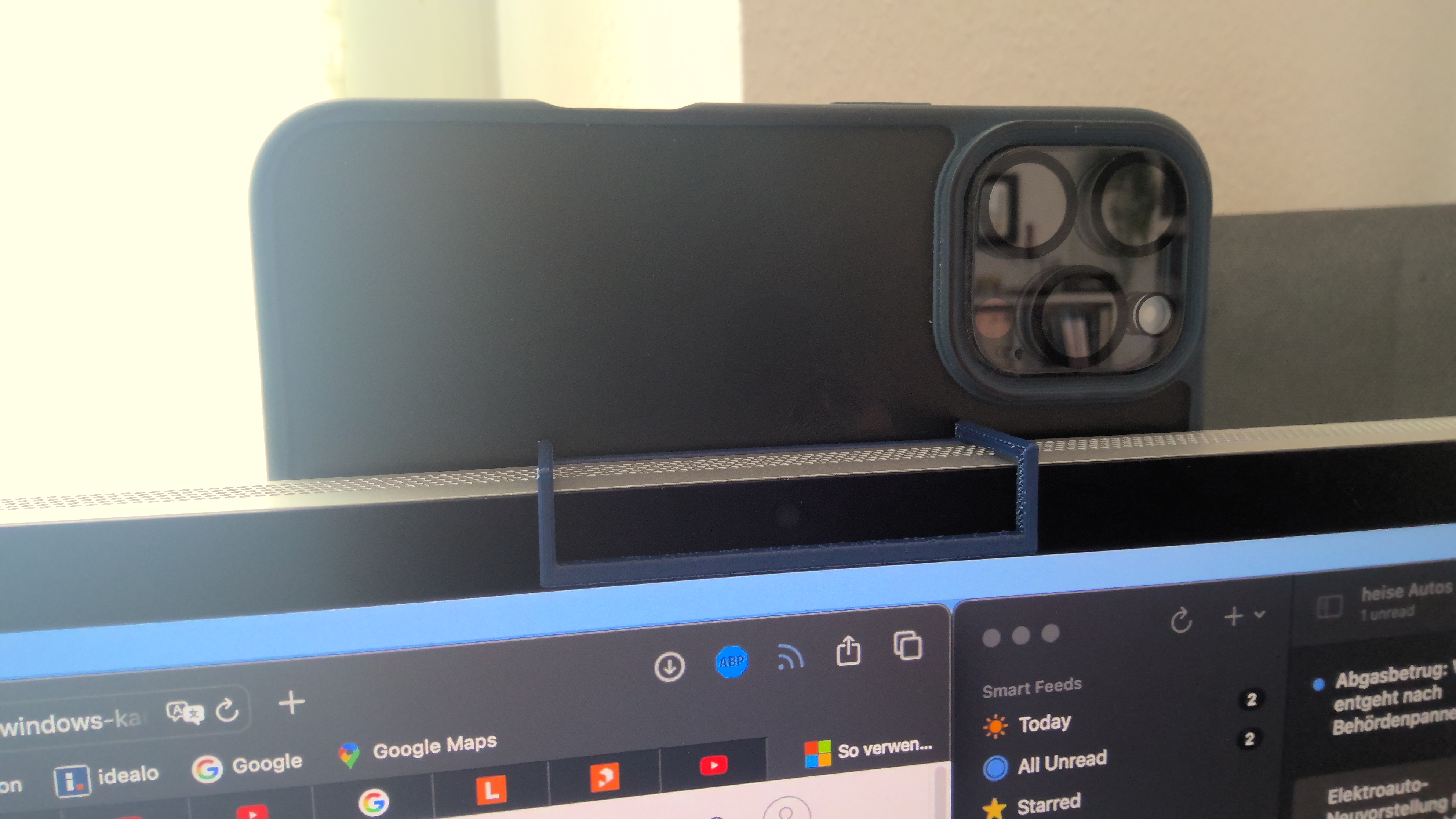 iPhone holder on Apple Studio Display / iPhone Halter für Apple Studio Display