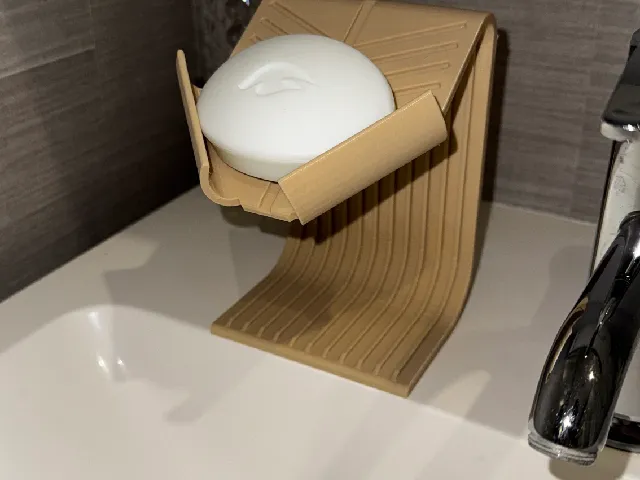 Self draining soap dish
