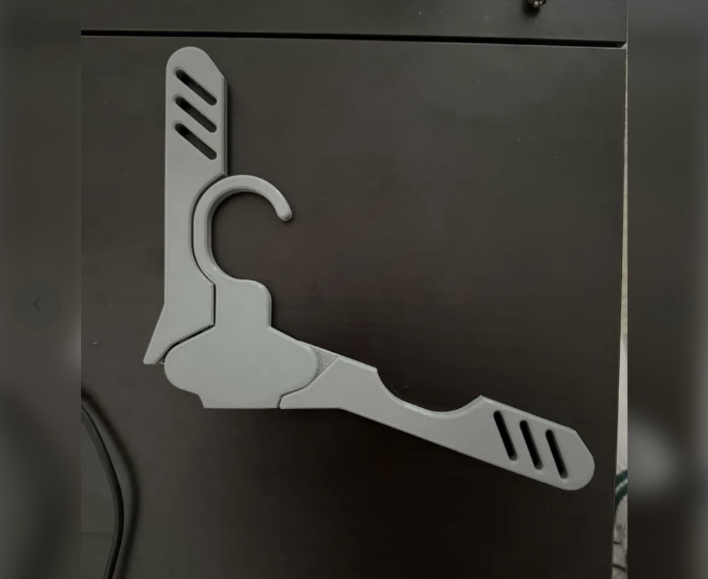 Foldable clothes hanger