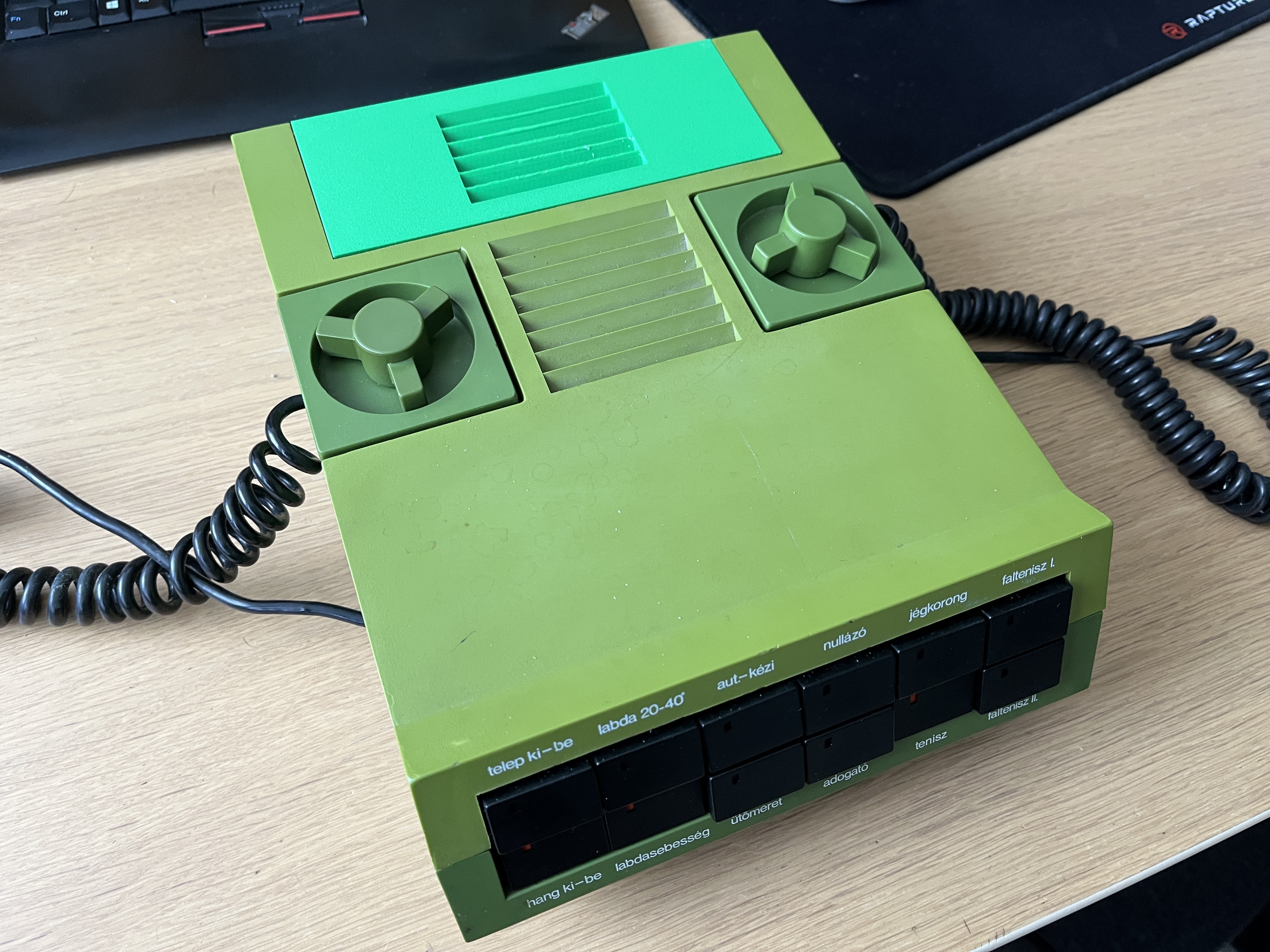 Videoton pong battery door