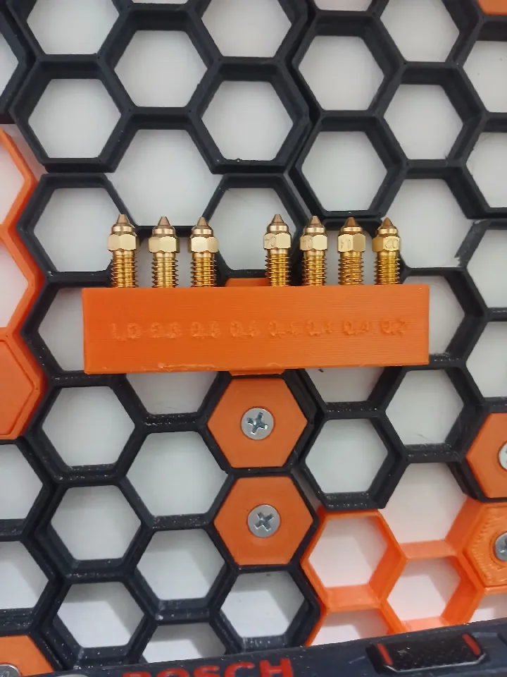 Nozzle Holder for Honeycomb Wall by Pedro Pita | Download free STL