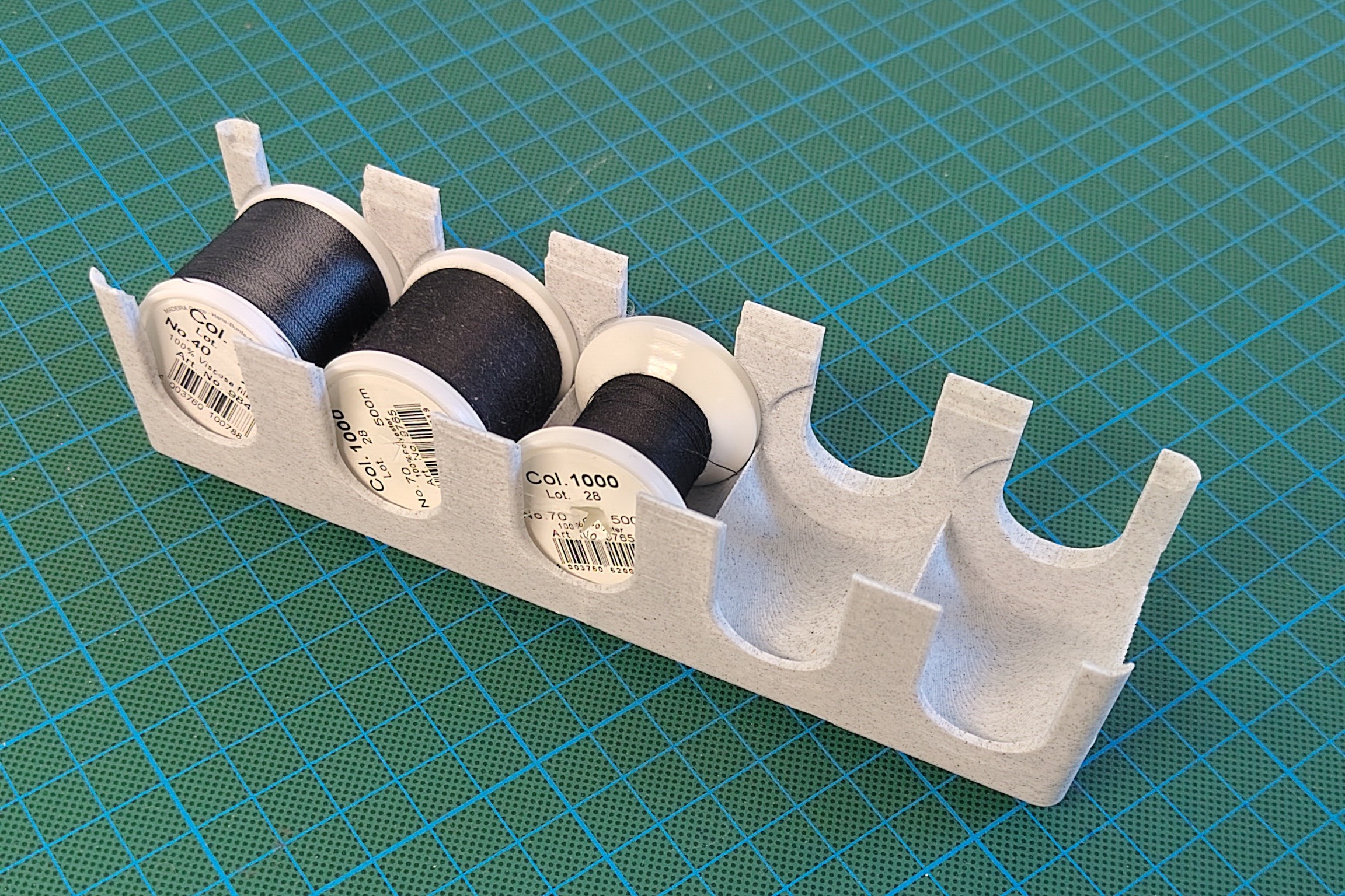Gridfinity spool holder for stitching spools
