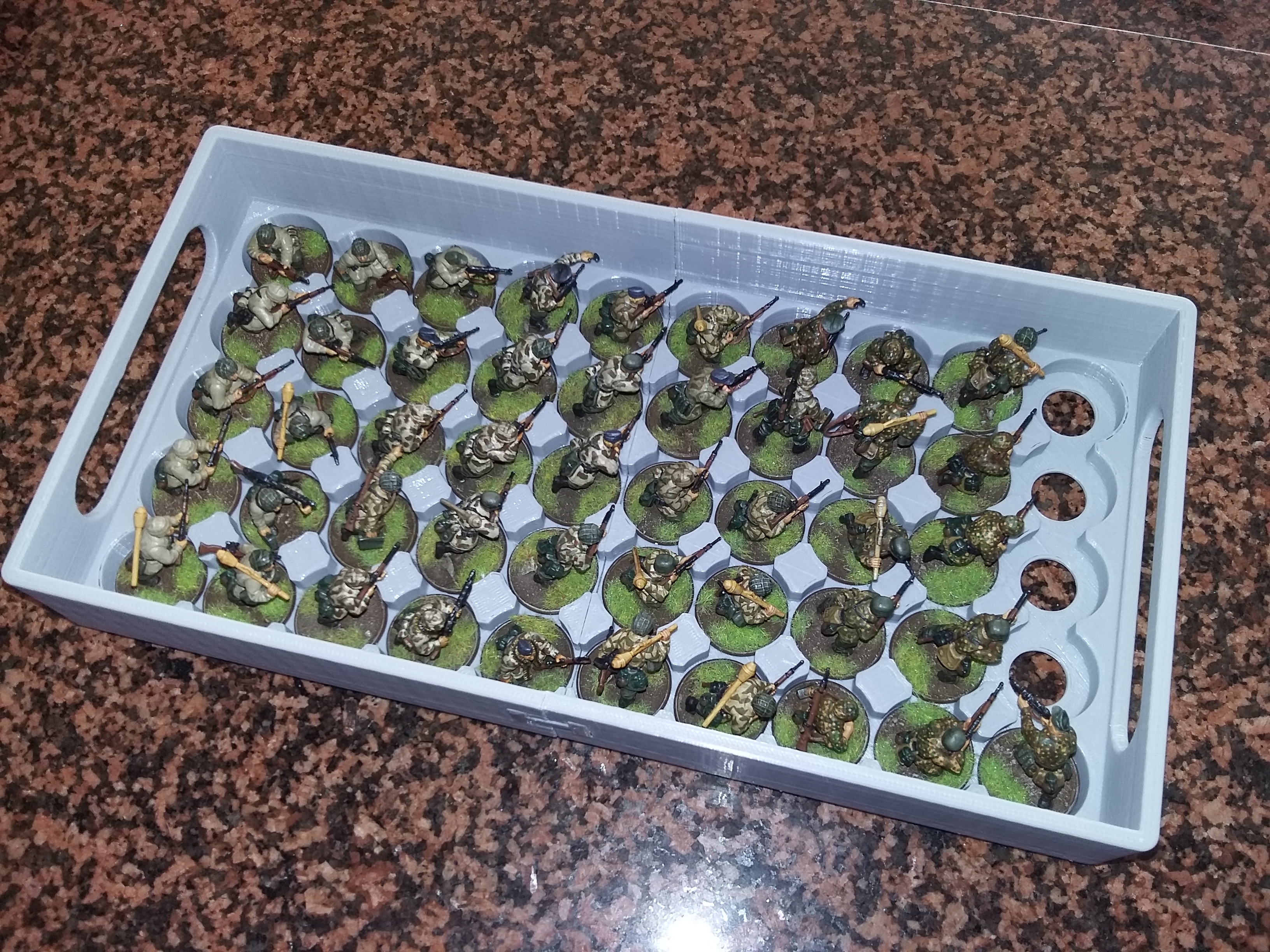 BANDEJA PARA TRANSPORTE DE MINIATURAS EN CAJA DE MUNICIÓN / TRAY FOR MINIATURE TRANSPORTATION IN MUNITION BOX