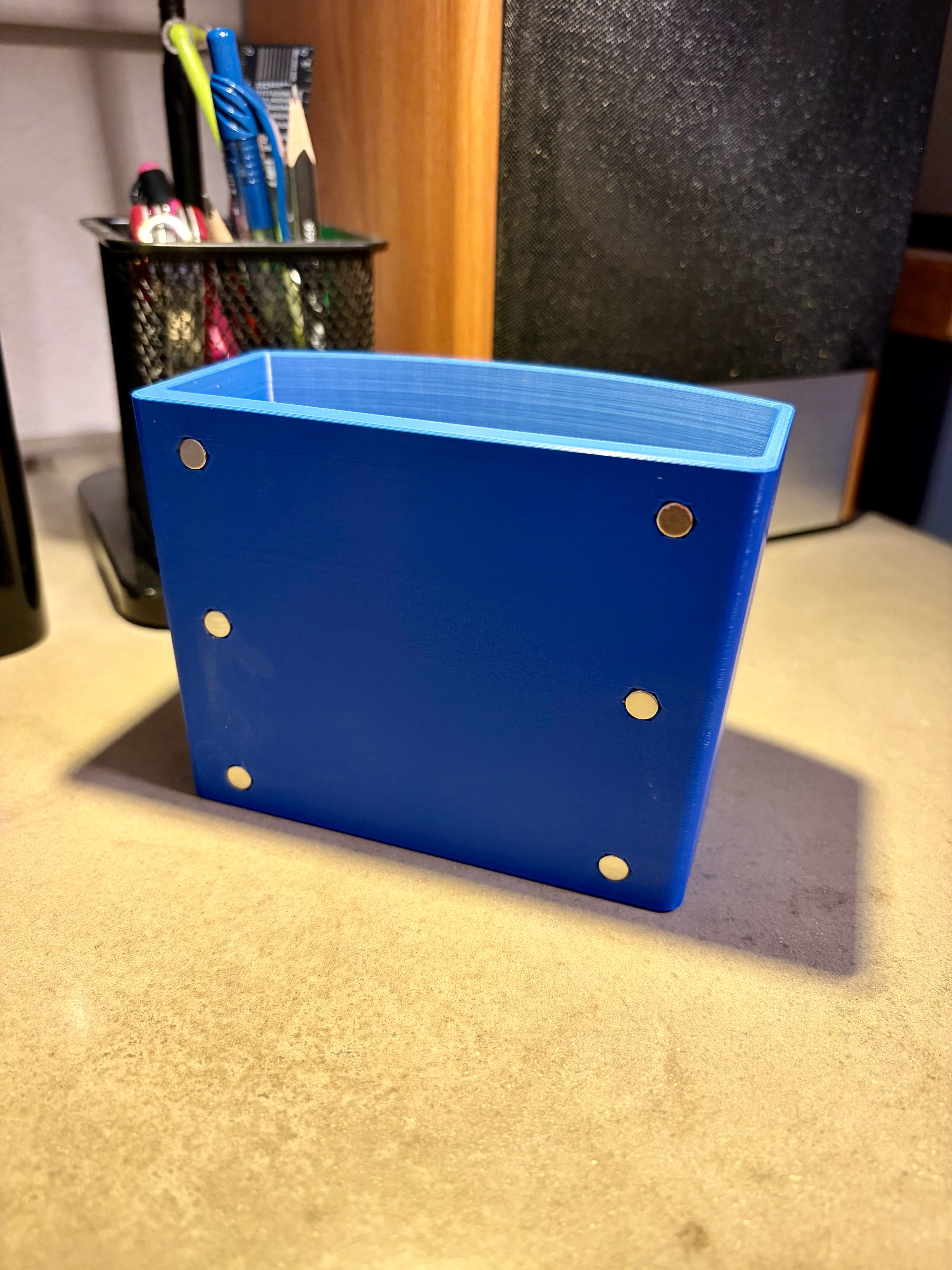 Miniatura 2 do modelo 3D magnetic trash bin