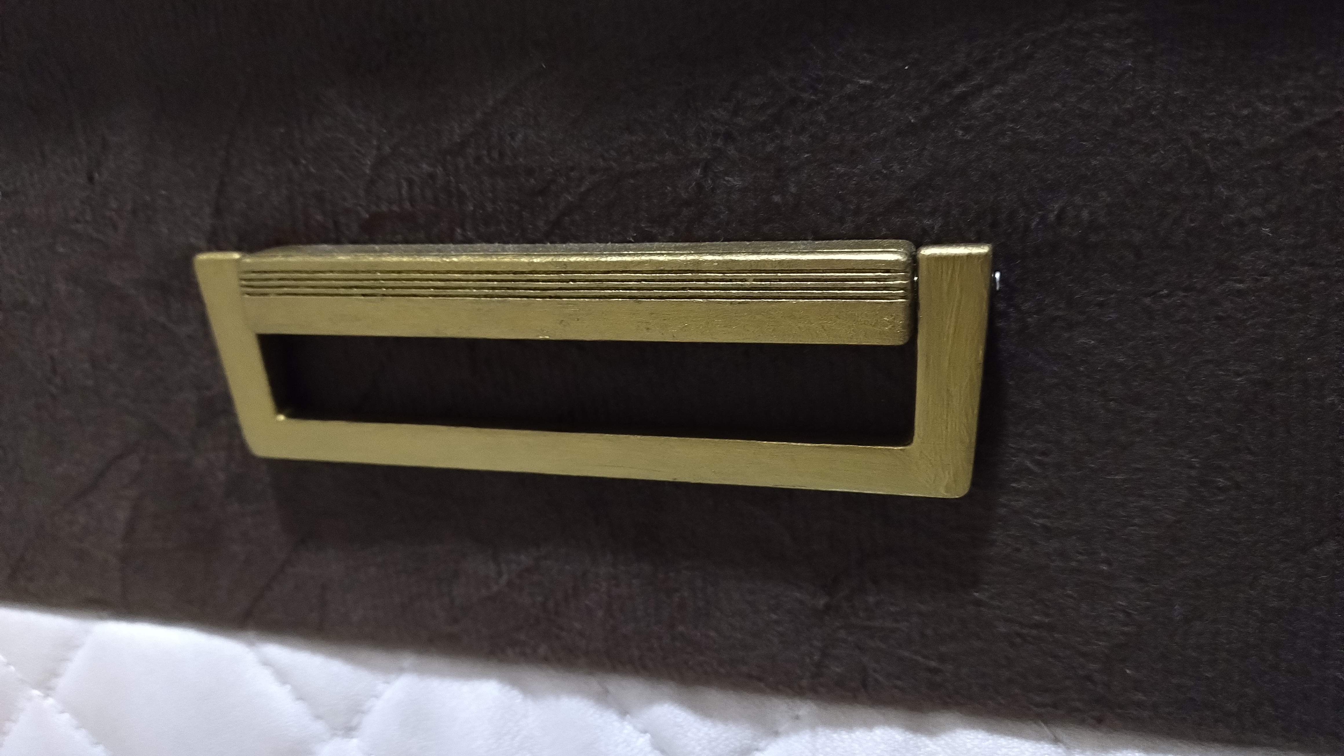 Dangling drawer pull