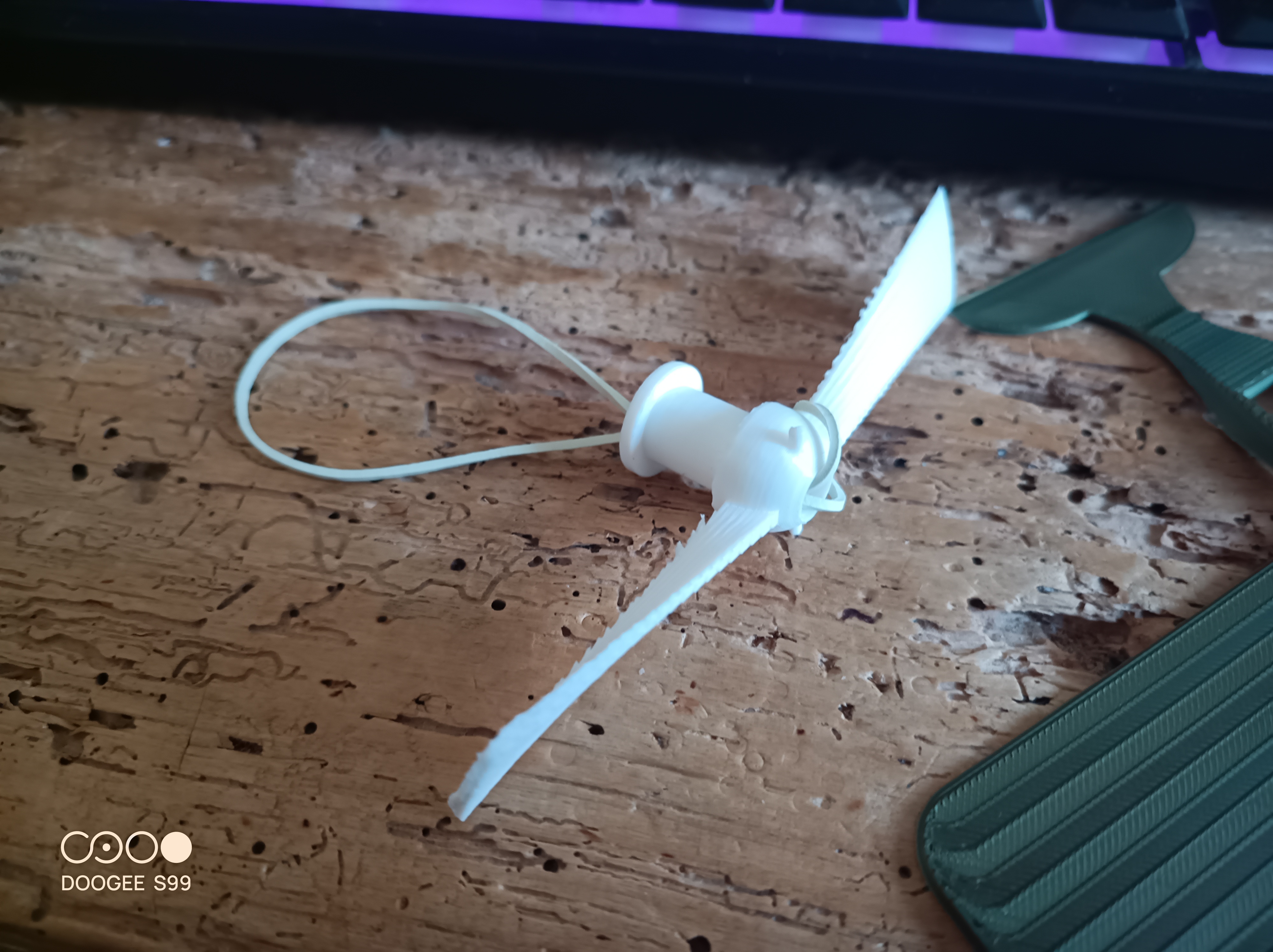 rubber plane / avion — miniatura 3