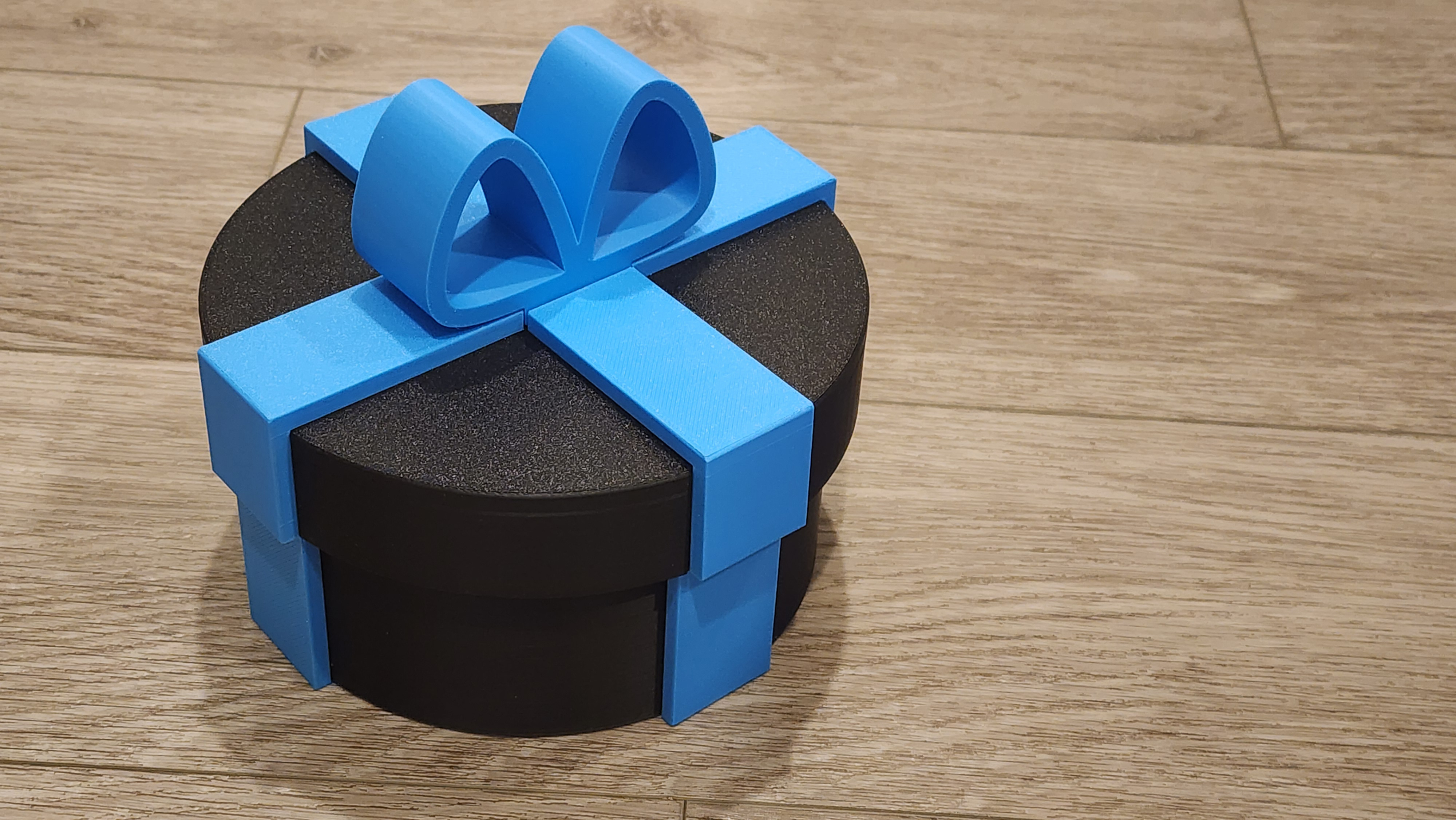 The World’s Most Annoying Gift Box – Threaded Edition | Funny Gag Gift for Friends, Birthday or Christmas