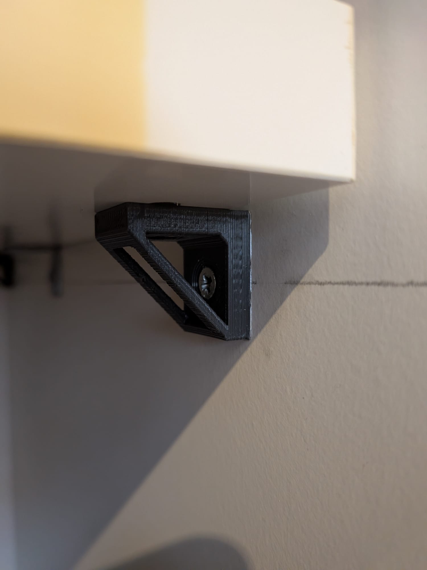 Small bracket for shelfs
