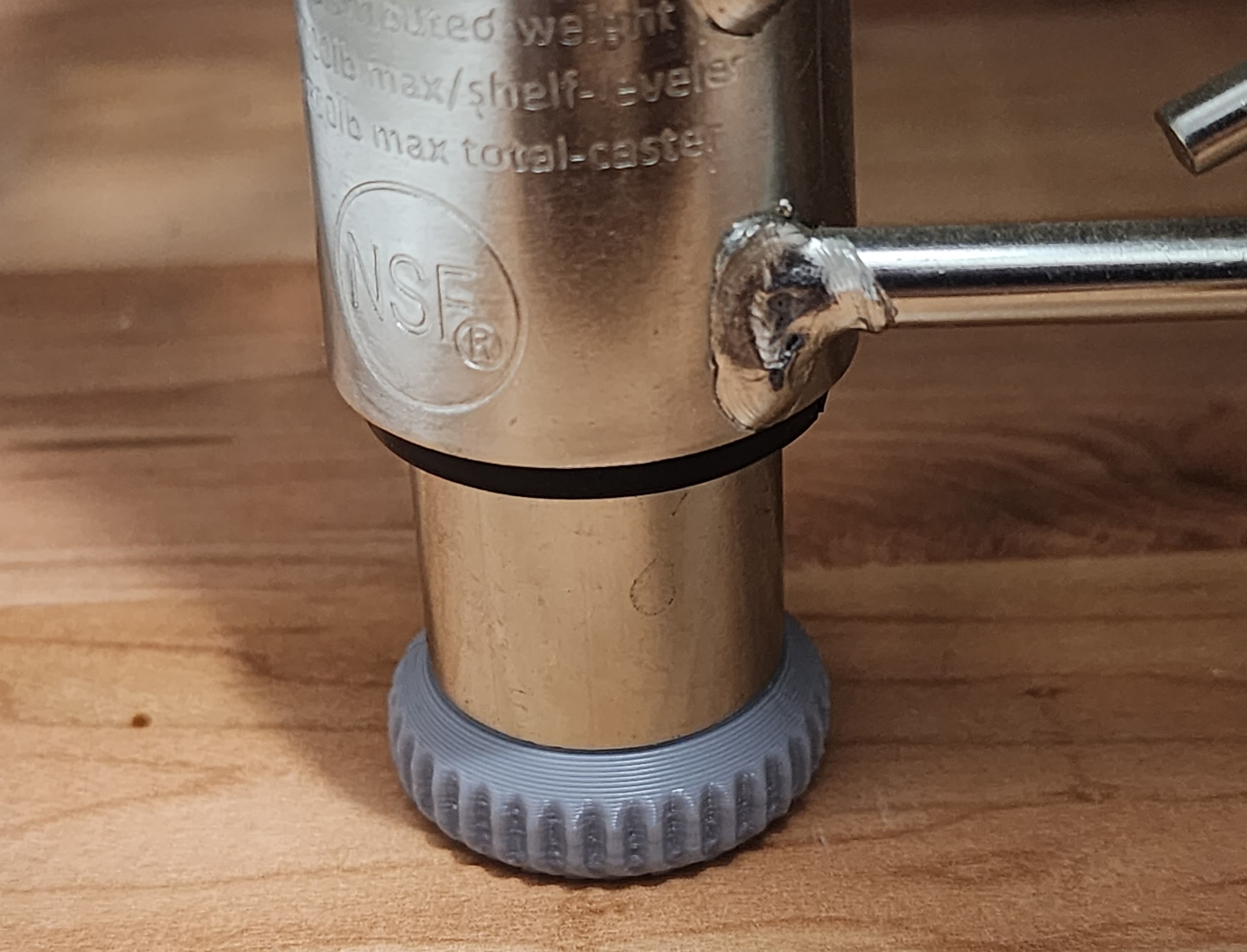 Screw-in foot for 1" Wire shelving